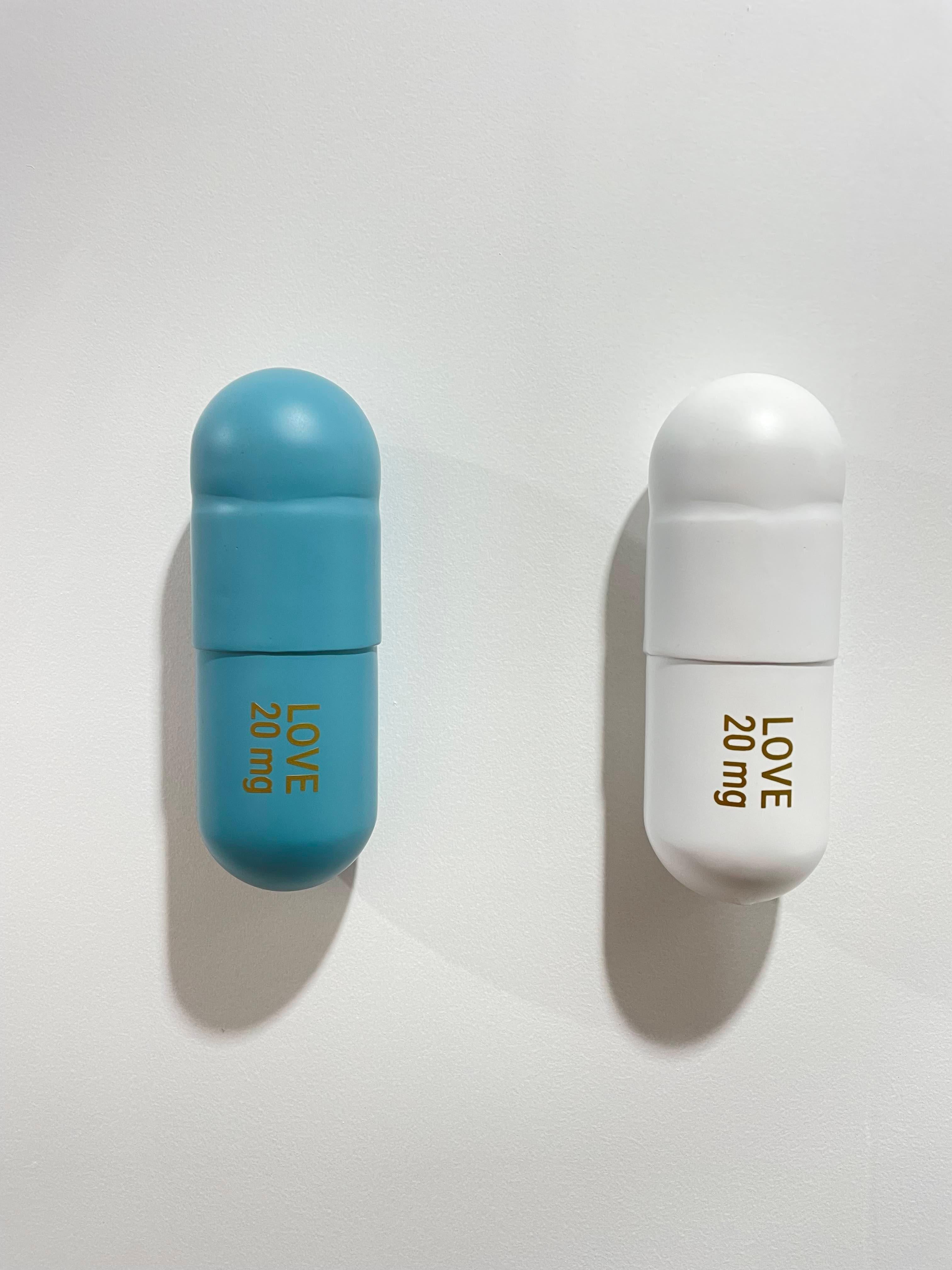 20 pilules d'amour ML (turquoise mat et blanc) - sculpture figurative - Pop Art Sculpture par Tal Nehoray
