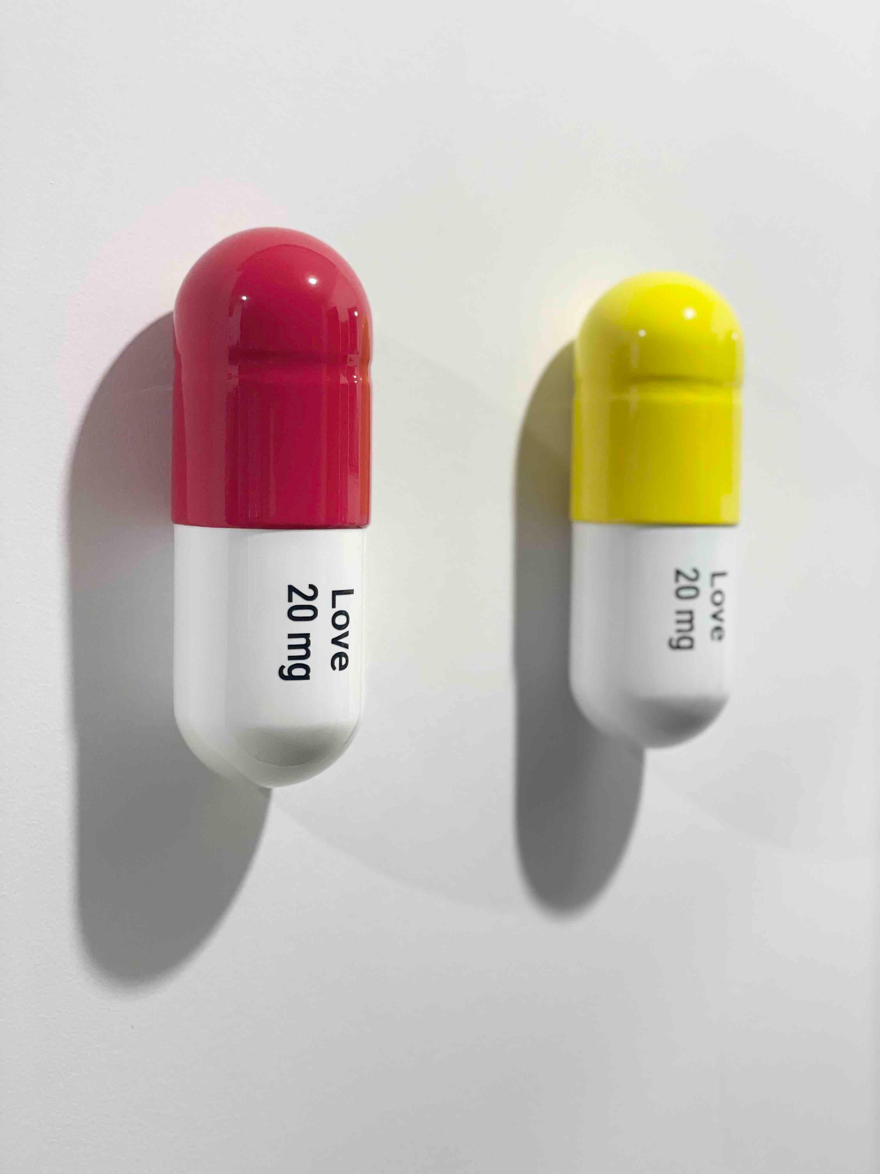 20 ML Liebespille Combo (Rot, Gelb und Weiß) - figurative Skulptur im Angebot 6