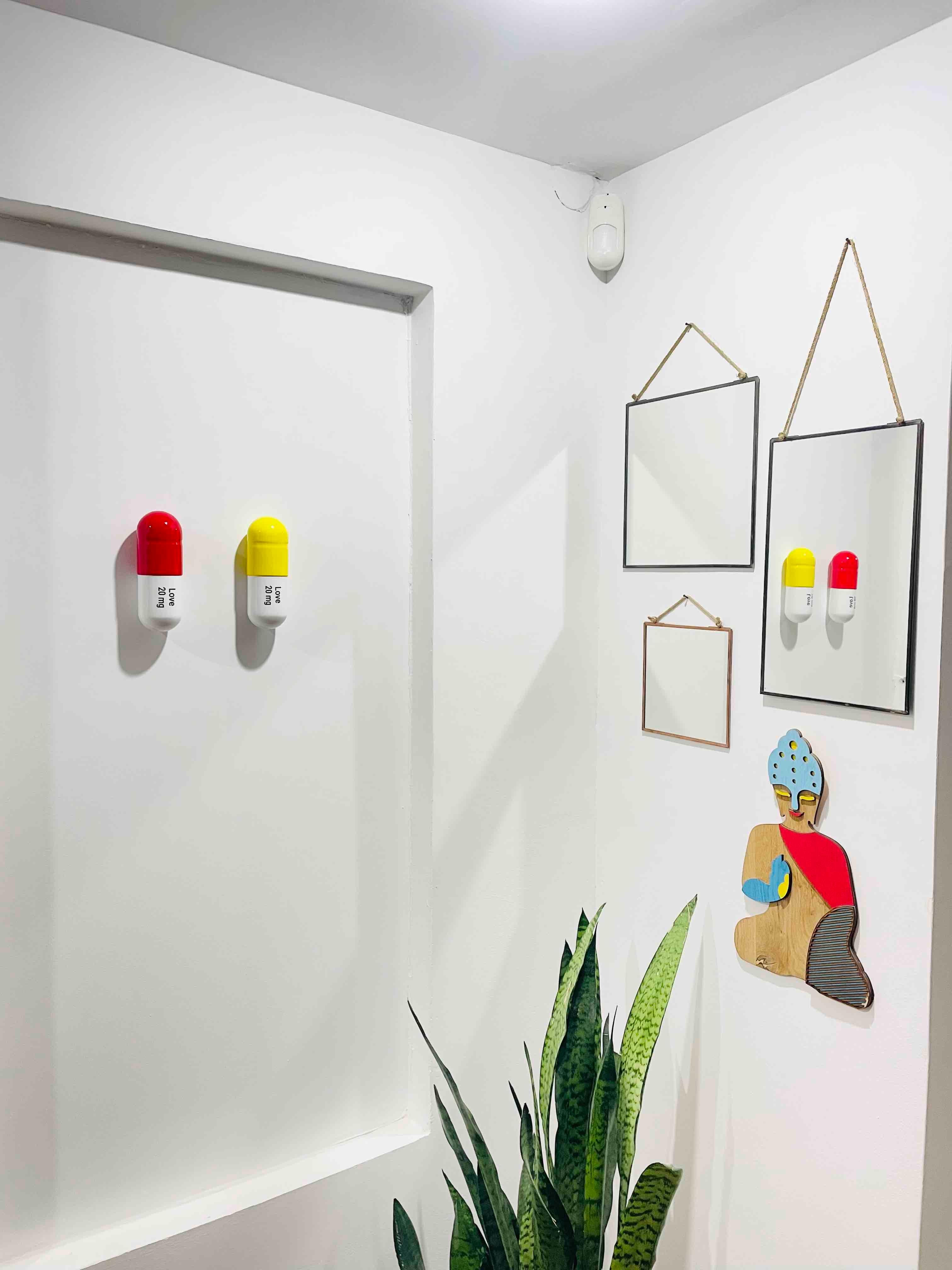 20 ML Liebespille Combo (Rot, Gelb und Weiß) - figurative Skulptur im Angebot 7