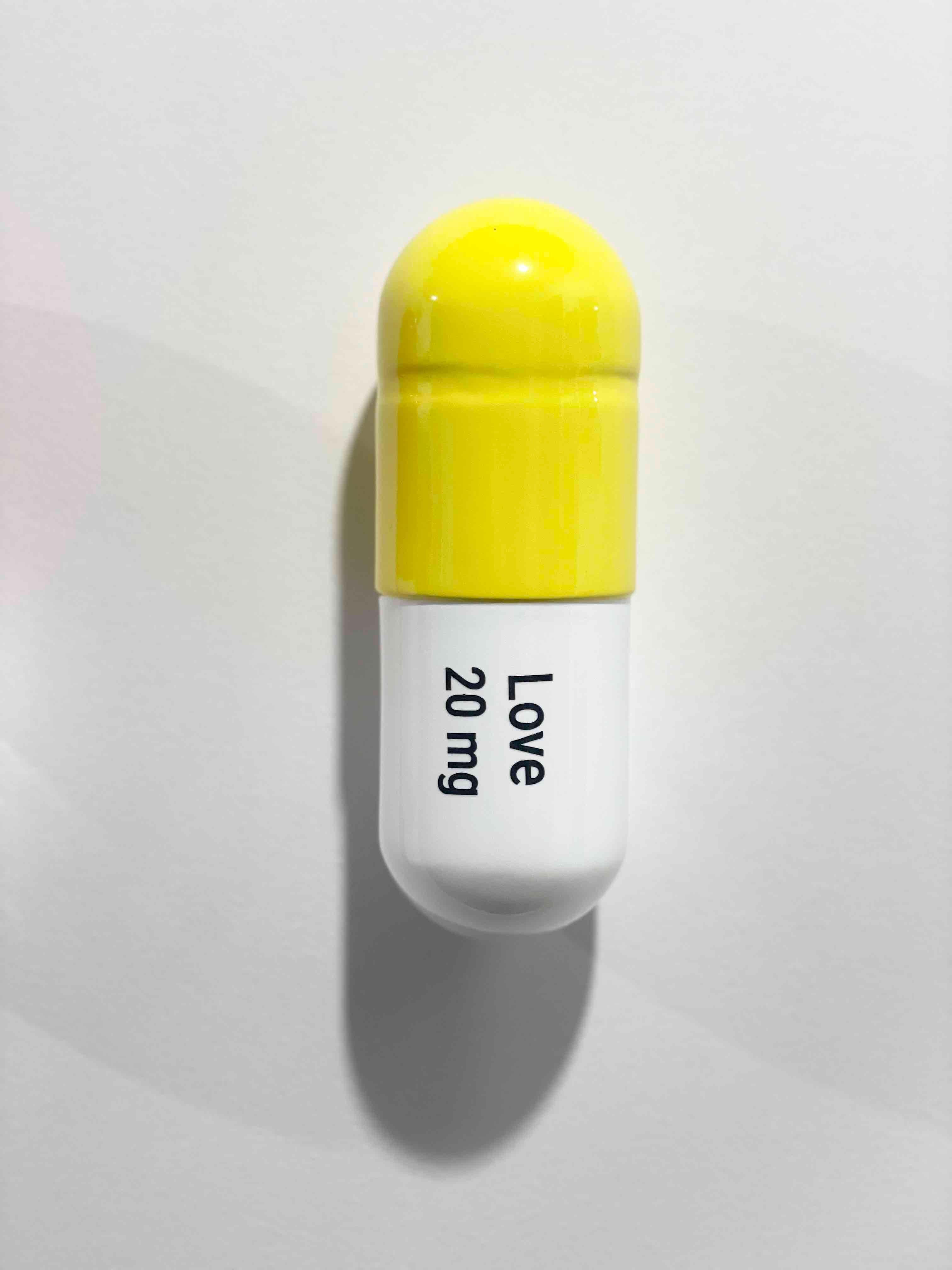 20 ML Combo Píldora de Amor (Rojo, Amarillo y Blanco) - escultura figurativa - Sculpture Arte pop de Tal Nehoray