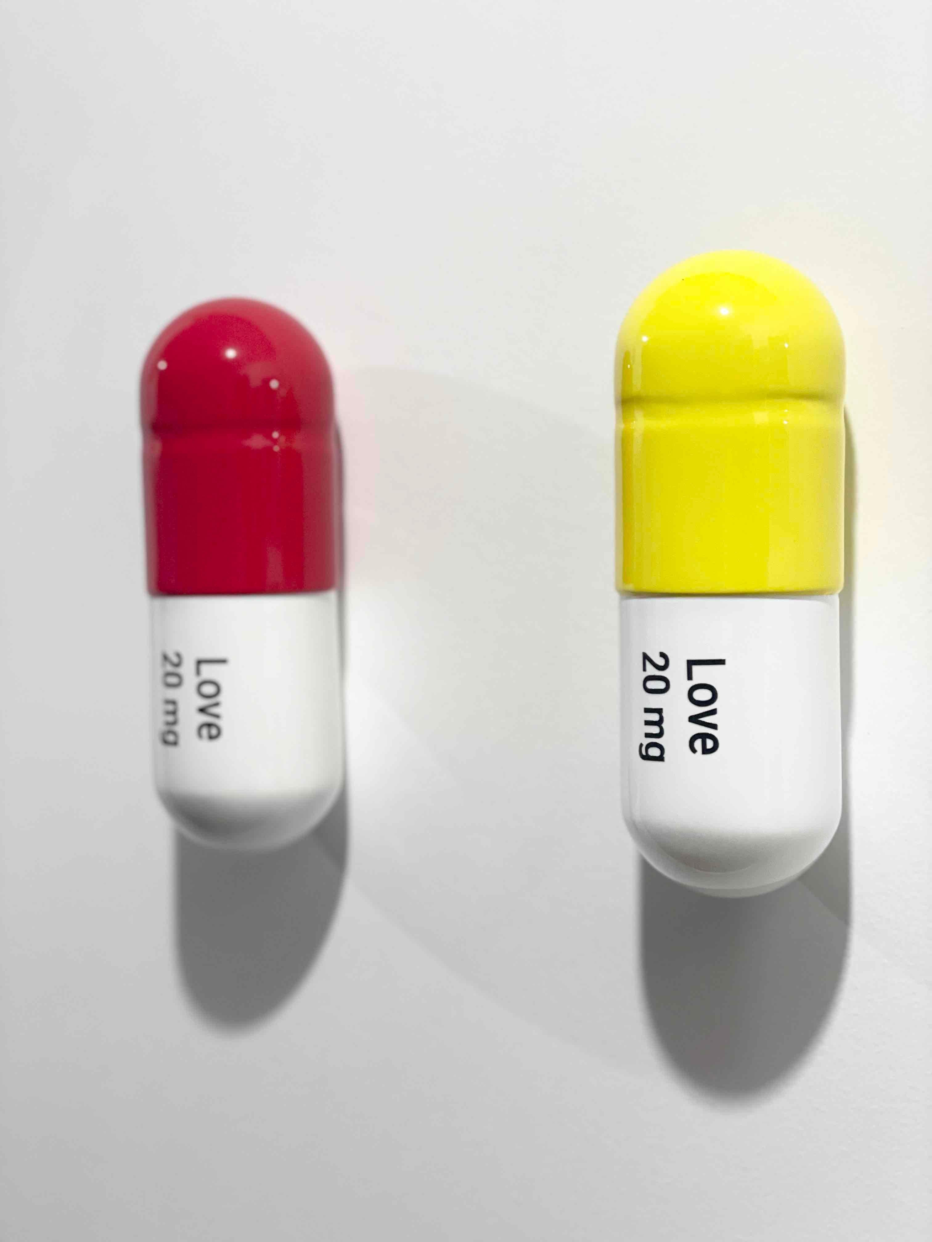 20 ML Combo Píldora de Amor (Rojo, Amarillo y Blanco) - escultura figurativa - Figurative Sculpture Beige de Tal Nehoray