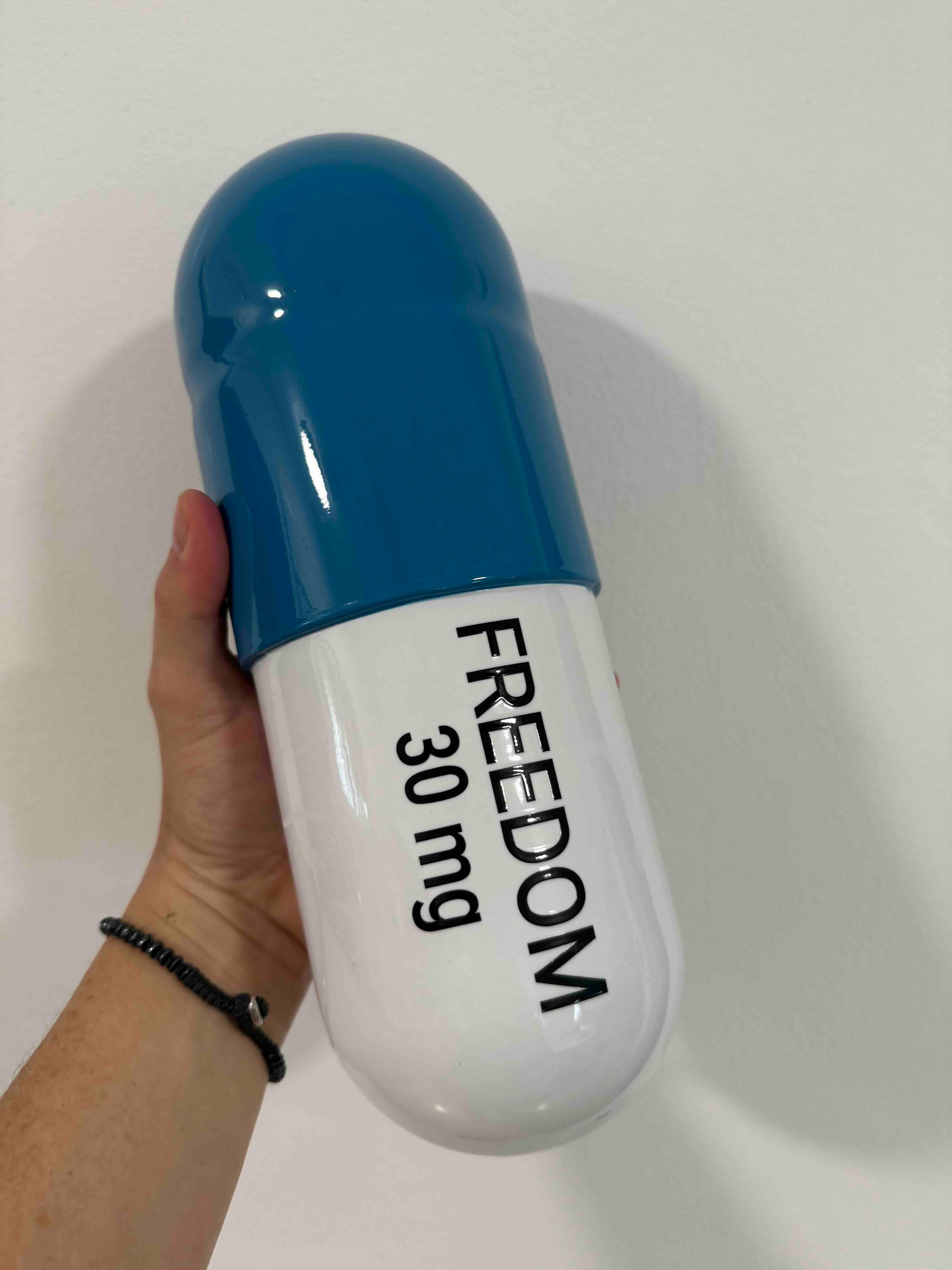 Pillola Freedom grande da 30 mg (blu e bianca) - scultura figurativa in vendita 2