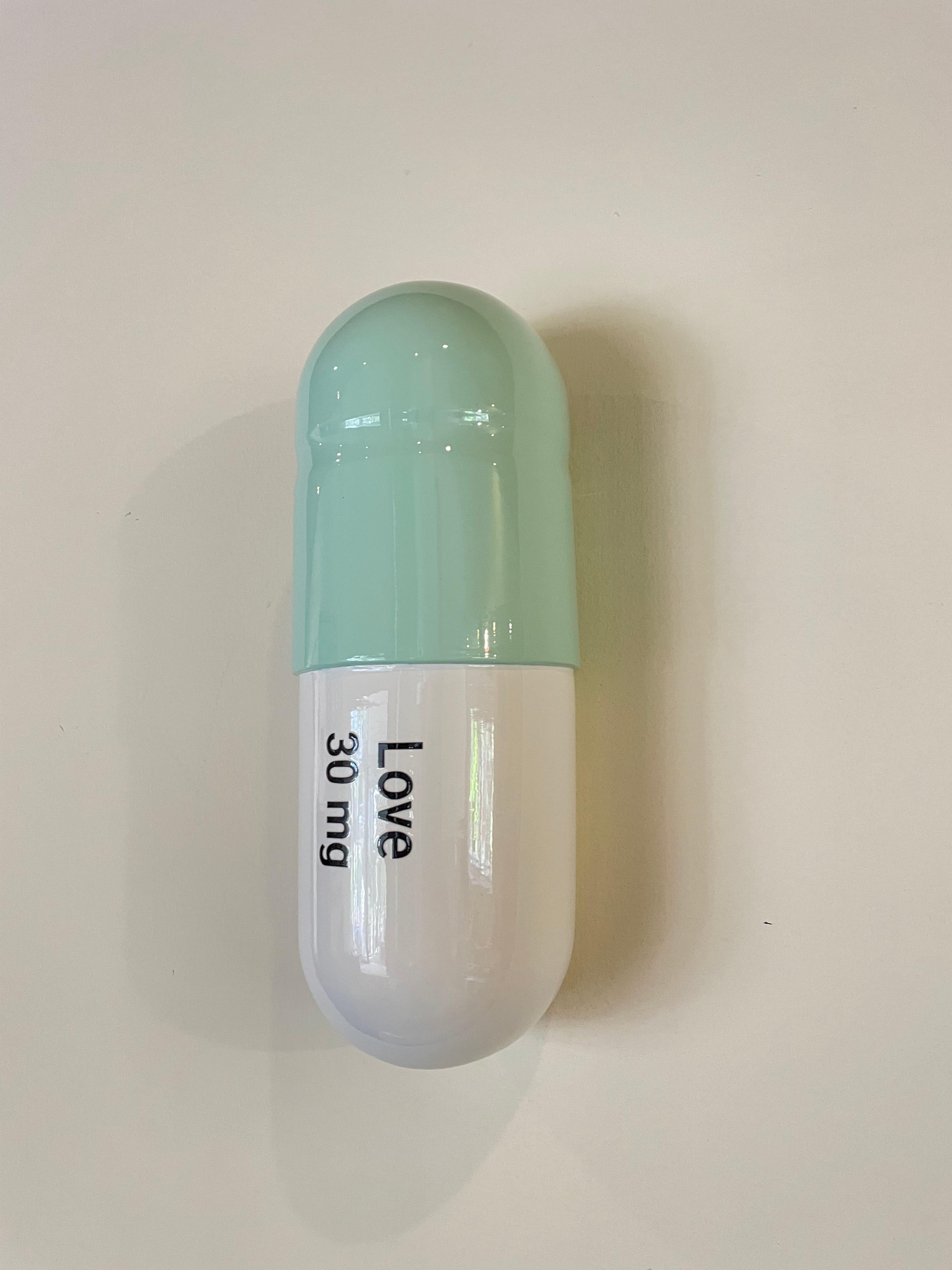 30 mg Píldora grande del amor (verde menta) - escultura figurativa - Sculpture de Tal Nehoray