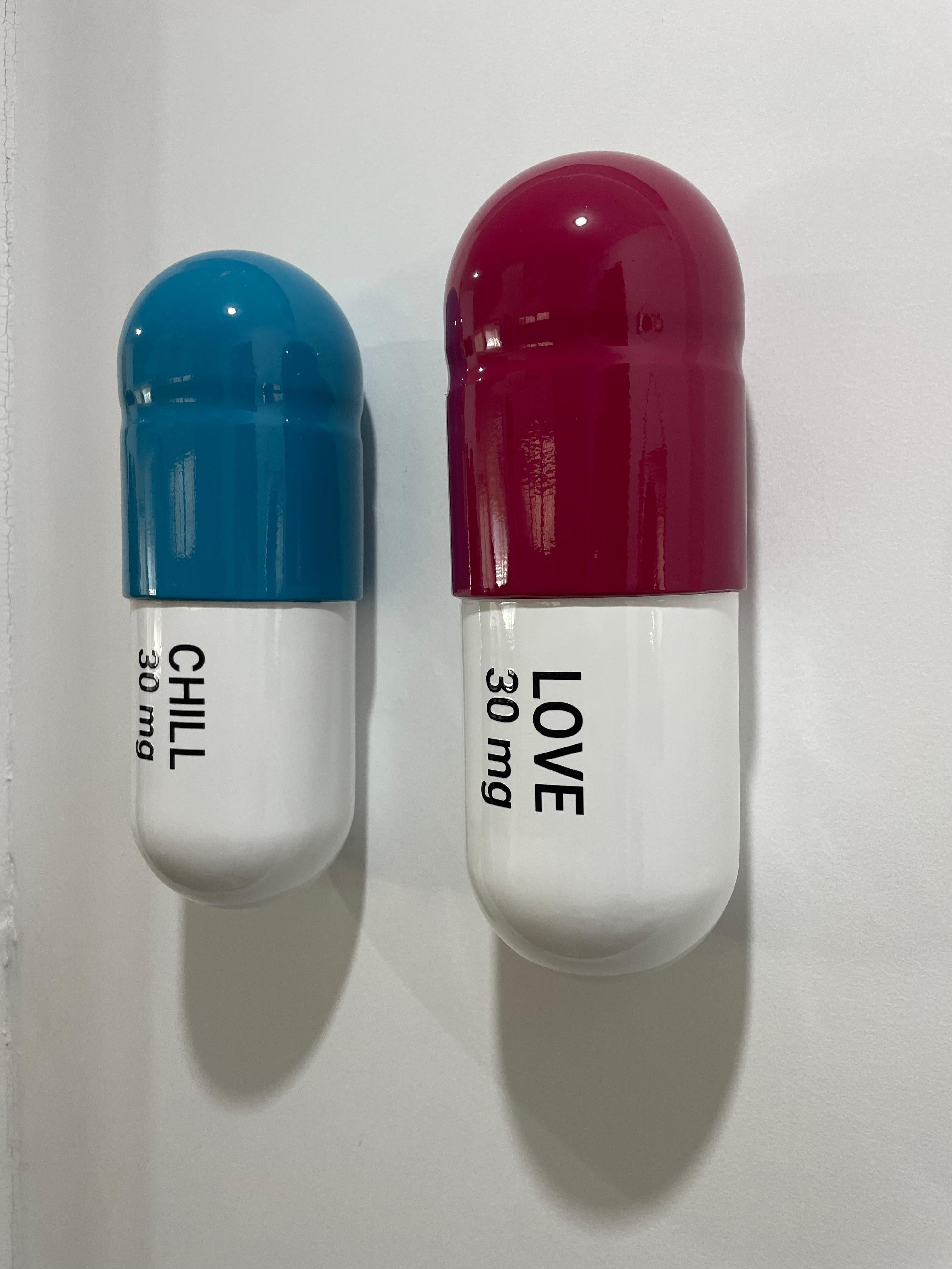 30 MG Love Chill Combo (bleu, rouge, blanc, blanc) - sculpture figurative - Pop Art Sculpture par Tal Nehoray