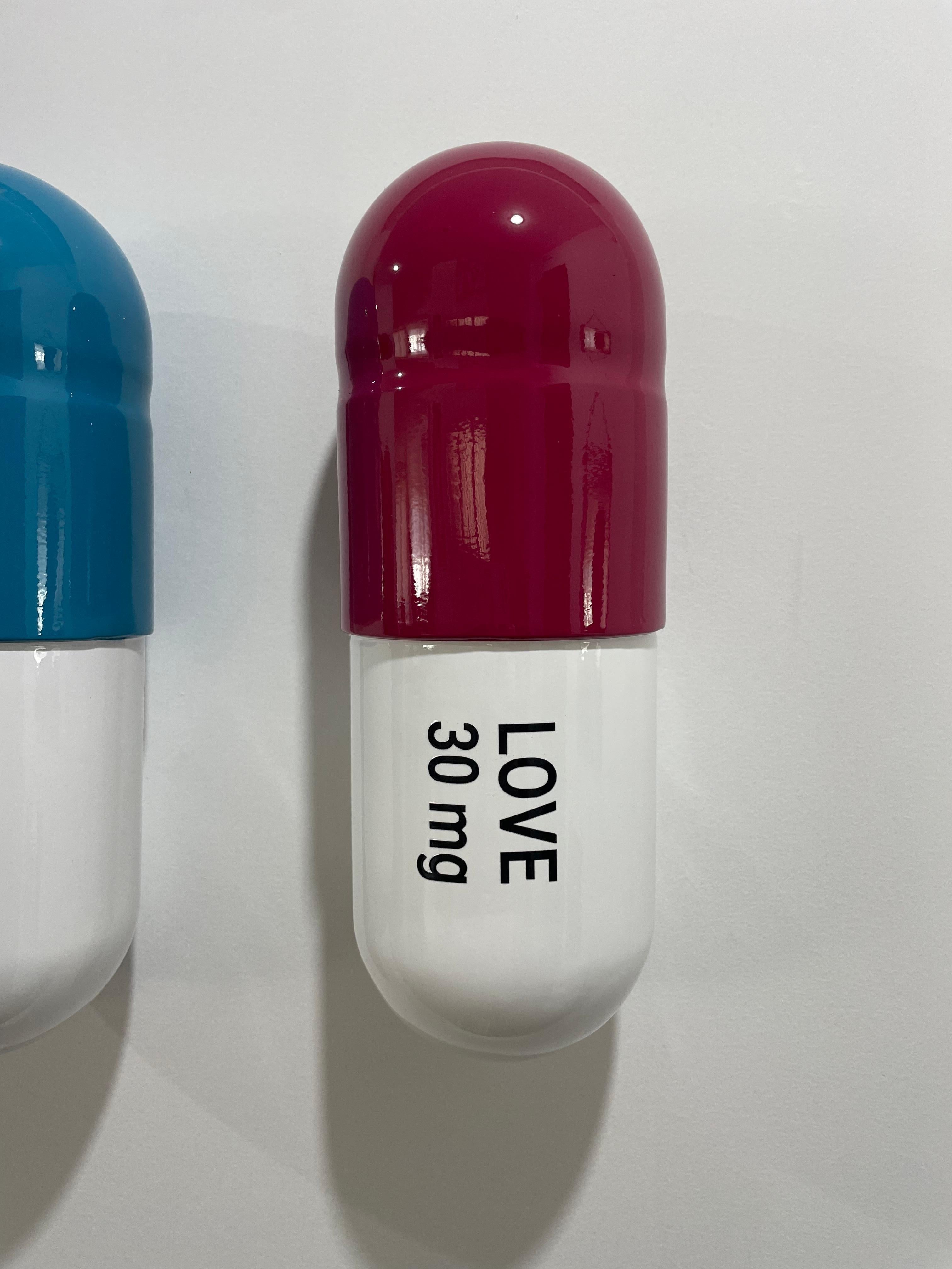 30 MG Love Chill Combo (bleu, rouge, blanc, blanc) - sculpture figurative - Gris Figurative Sculpture par Tal Nehoray