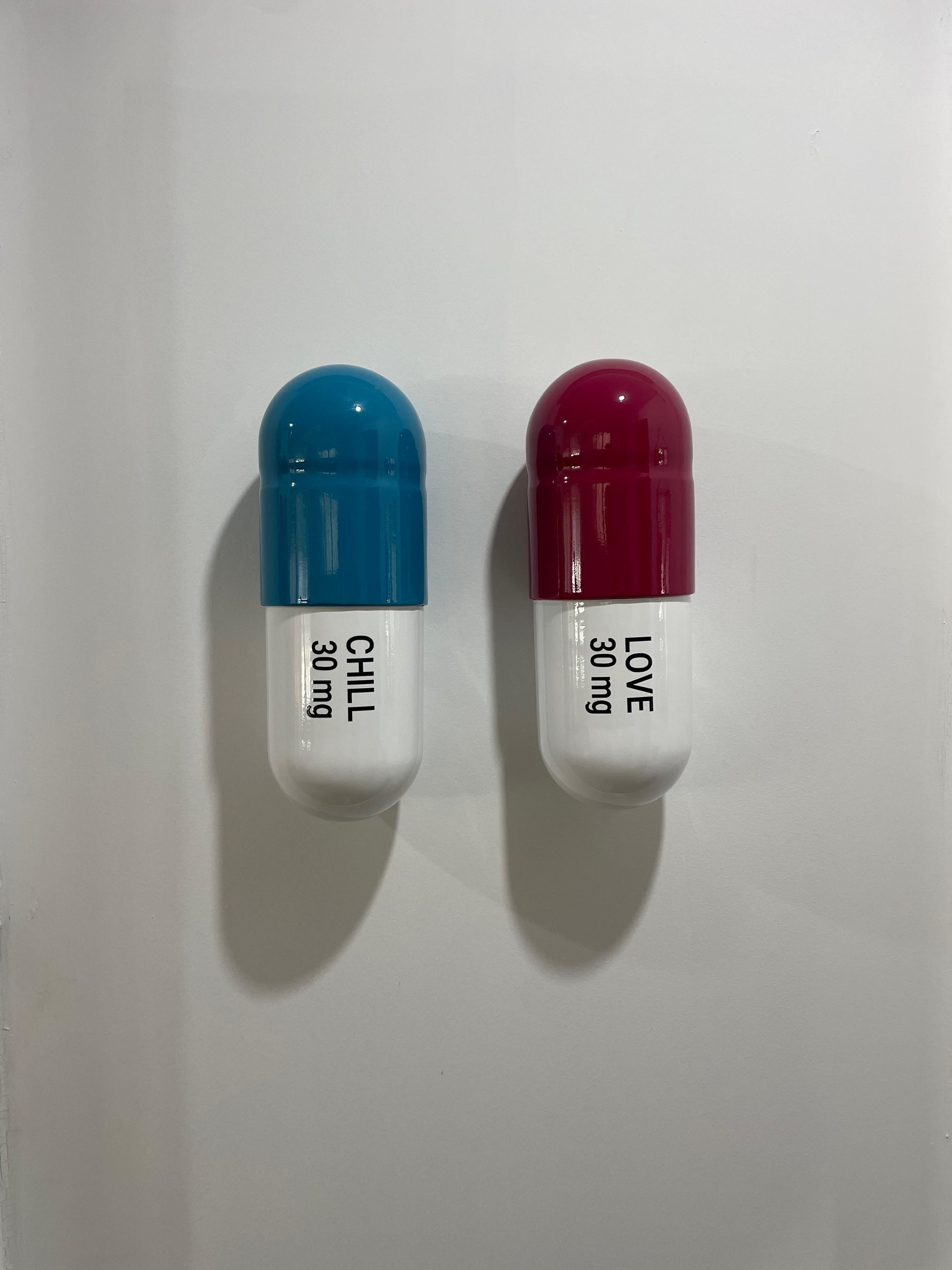 30 MG Love Chill Combo (bleu, rouge, blanc, blanc) - sculpture figurative en vente 2