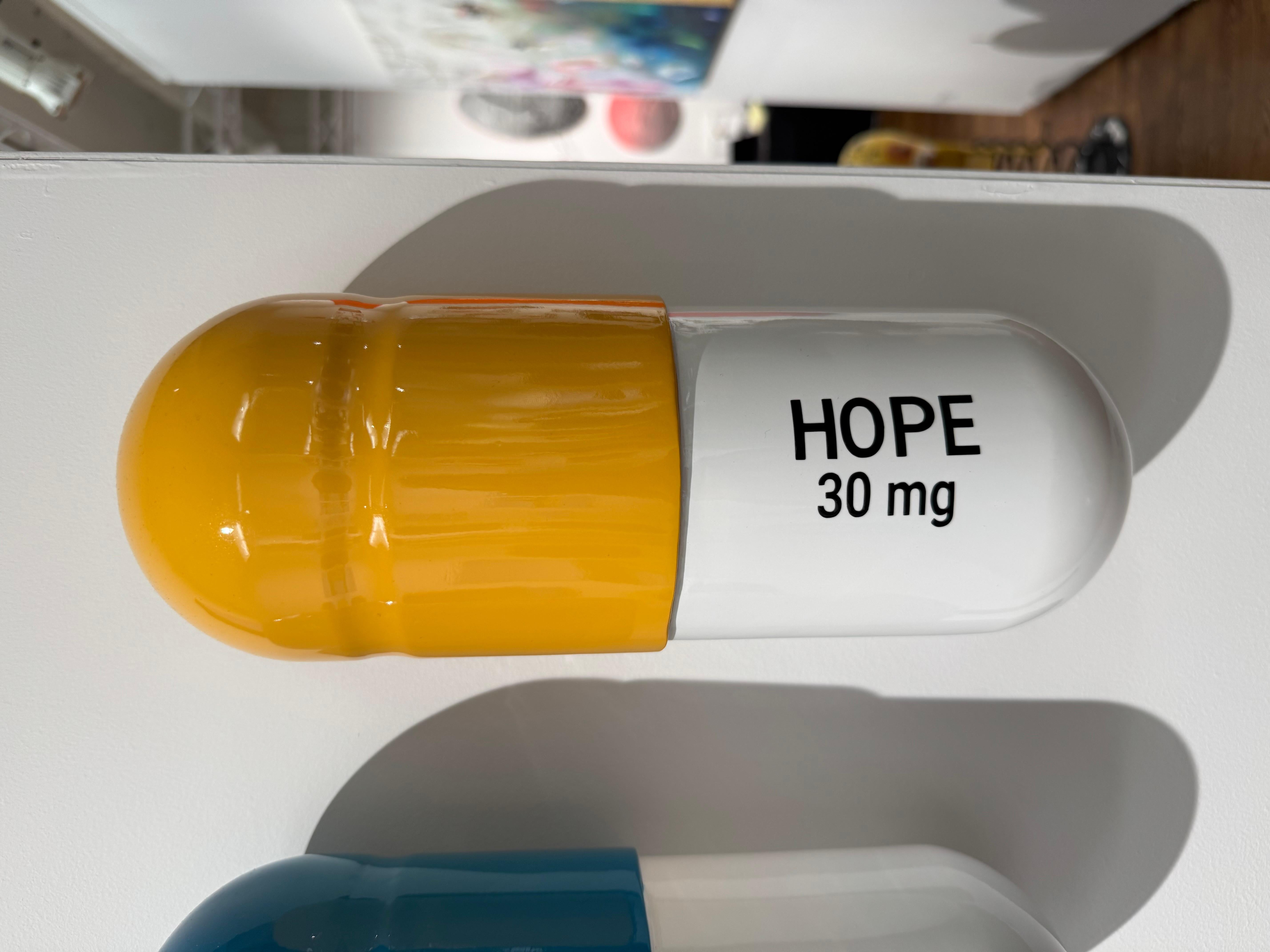 30 MG Love Hope Combo (bleu, jaune, blanc, bleu), sculpture figurative en vente 8
