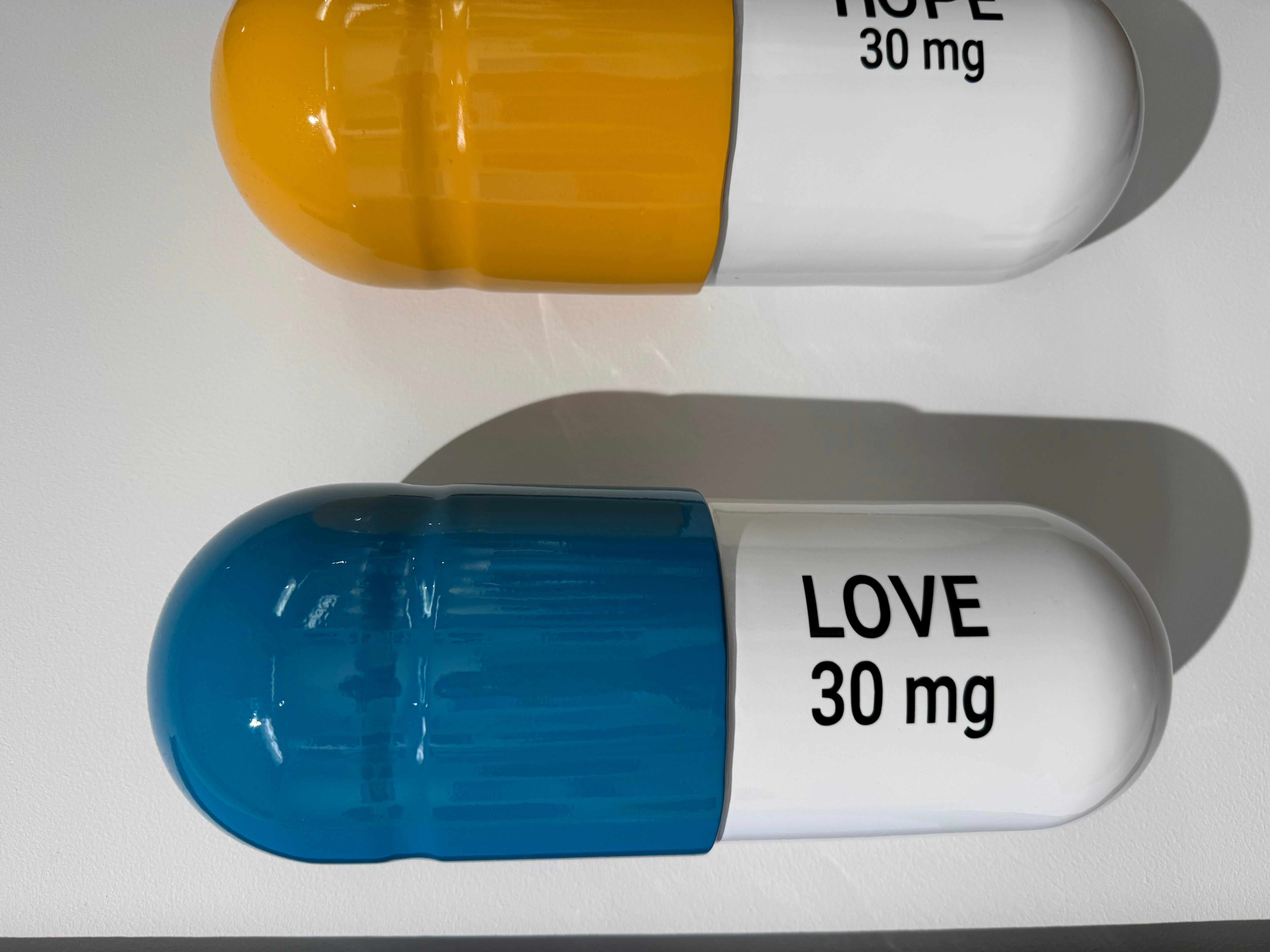 30 MG Love Hope Combo (bleu, jaune, blanc, bleu), sculpture figurative en vente 9
