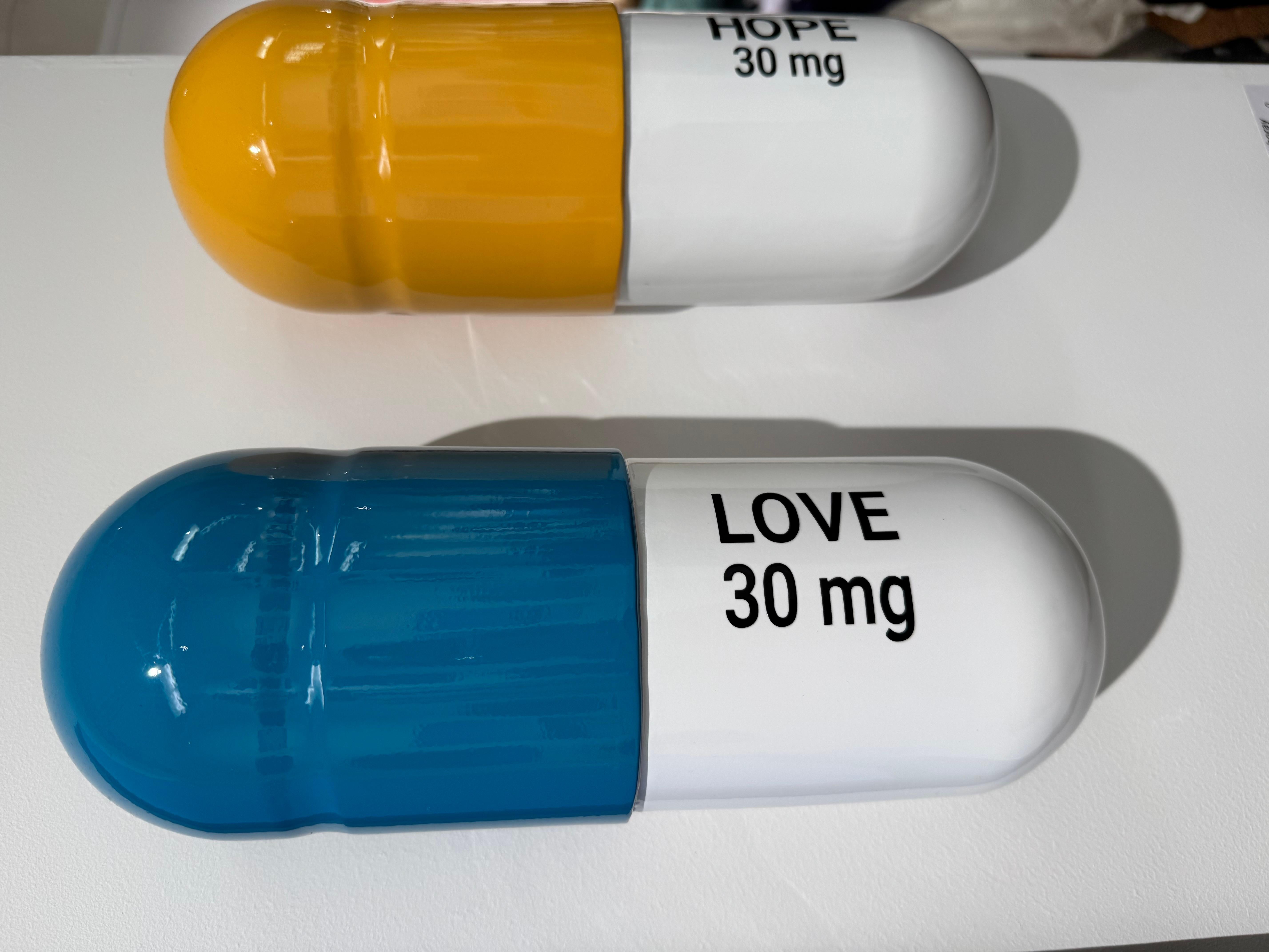 30 MG Love Hope Combo (bleu, jaune, blanc, bleu), sculpture figurative en vente 10