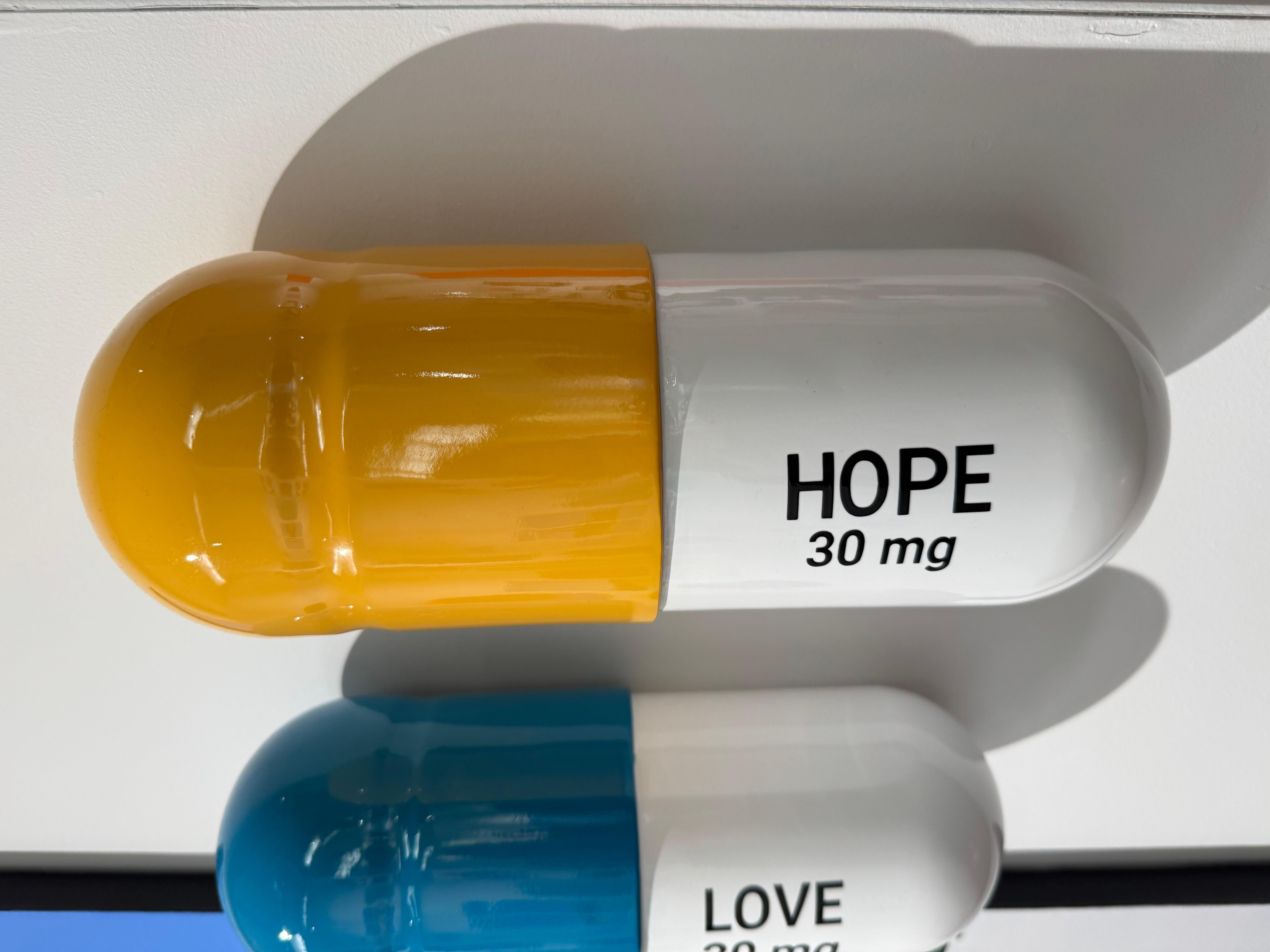 30 MG Love Hope Combo (bleu, jaune, blanc, bleu), sculpture figurative en vente 11