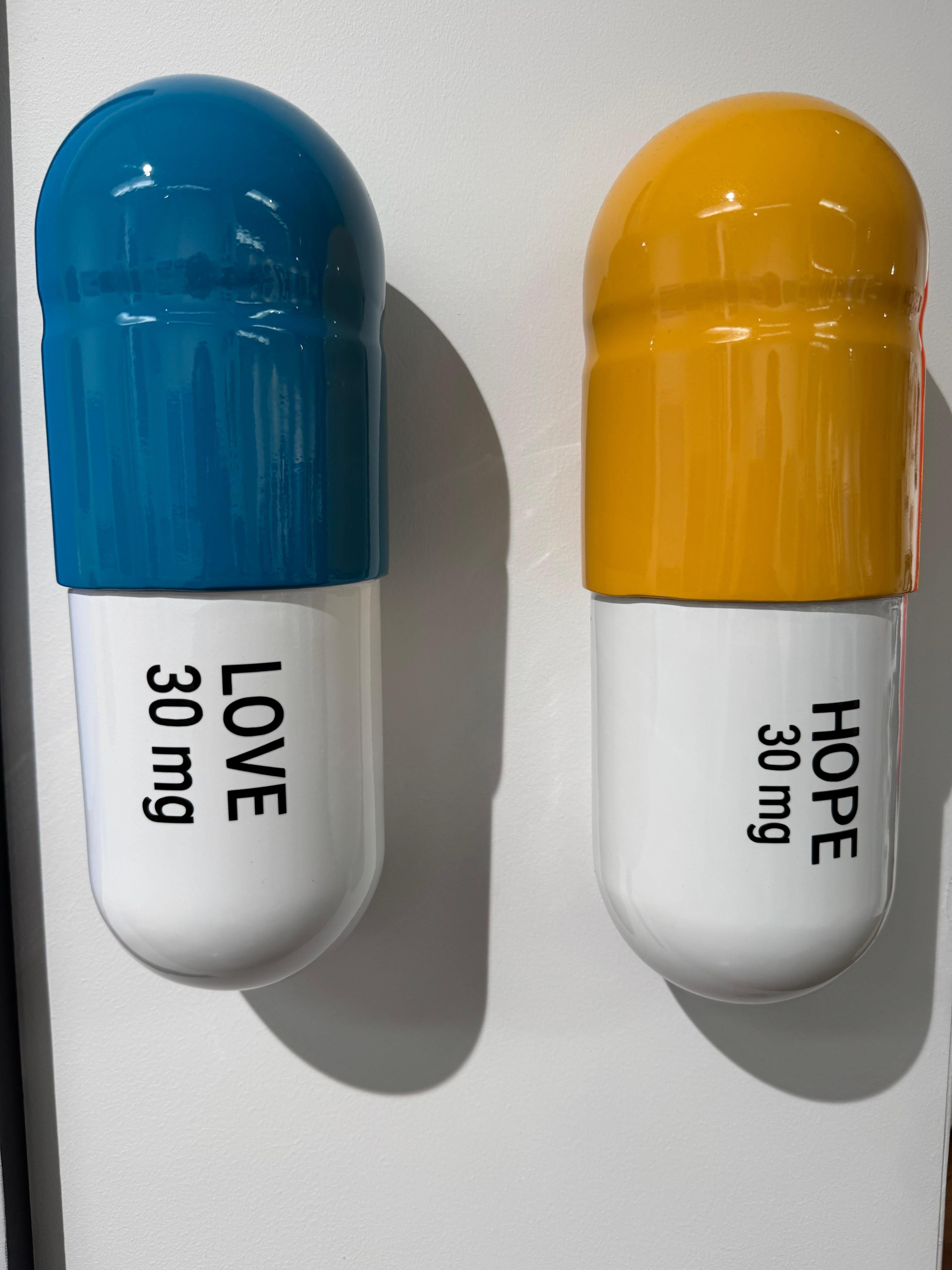 30 MG Love Hope Combo (blu, giallo, bianco) - scultura figurativa - Sculpture di Tal Nehoray