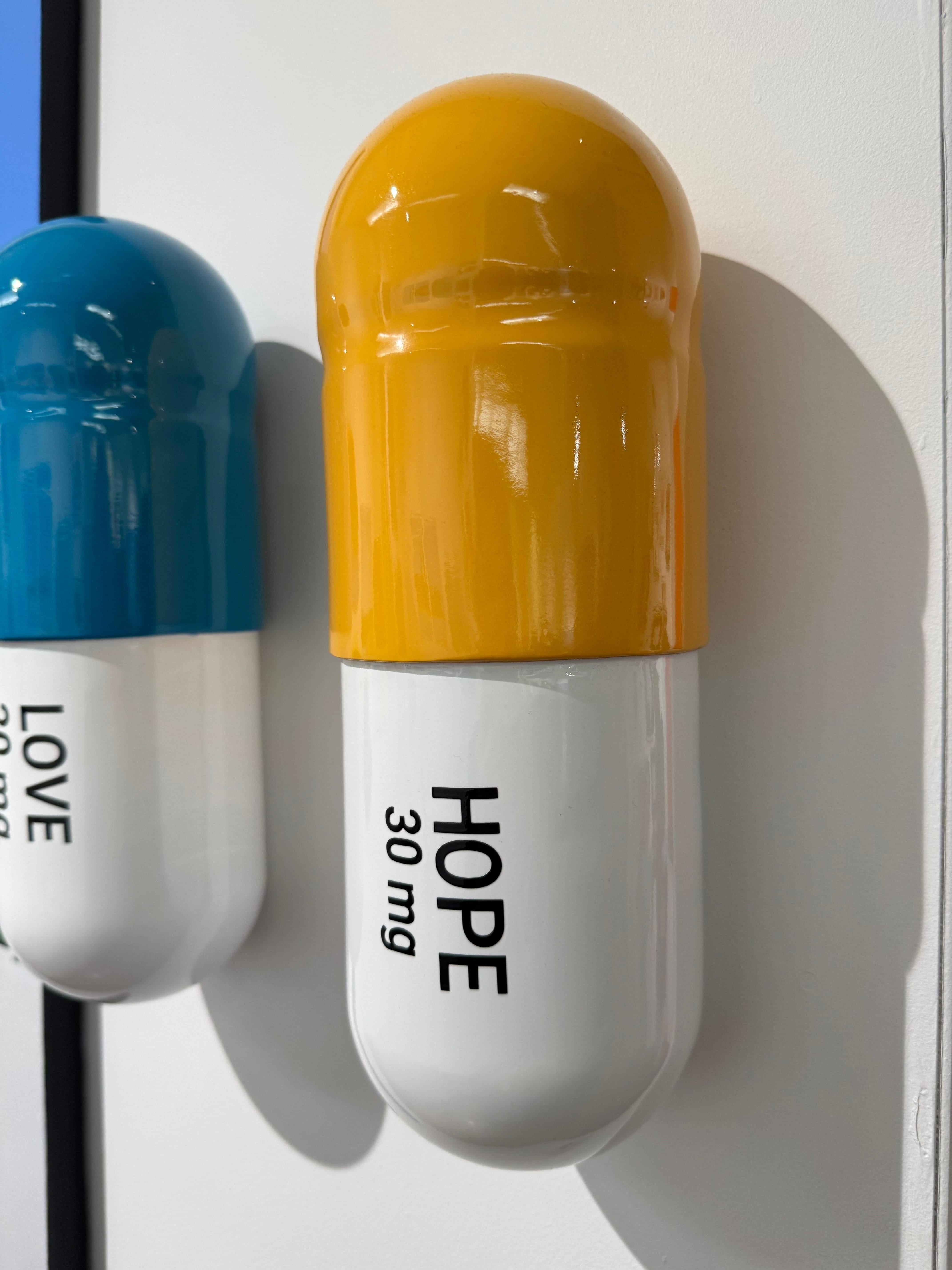 30 MG Love Hope Combo (blu, giallo, bianco) - scultura figurativa in vendita 1