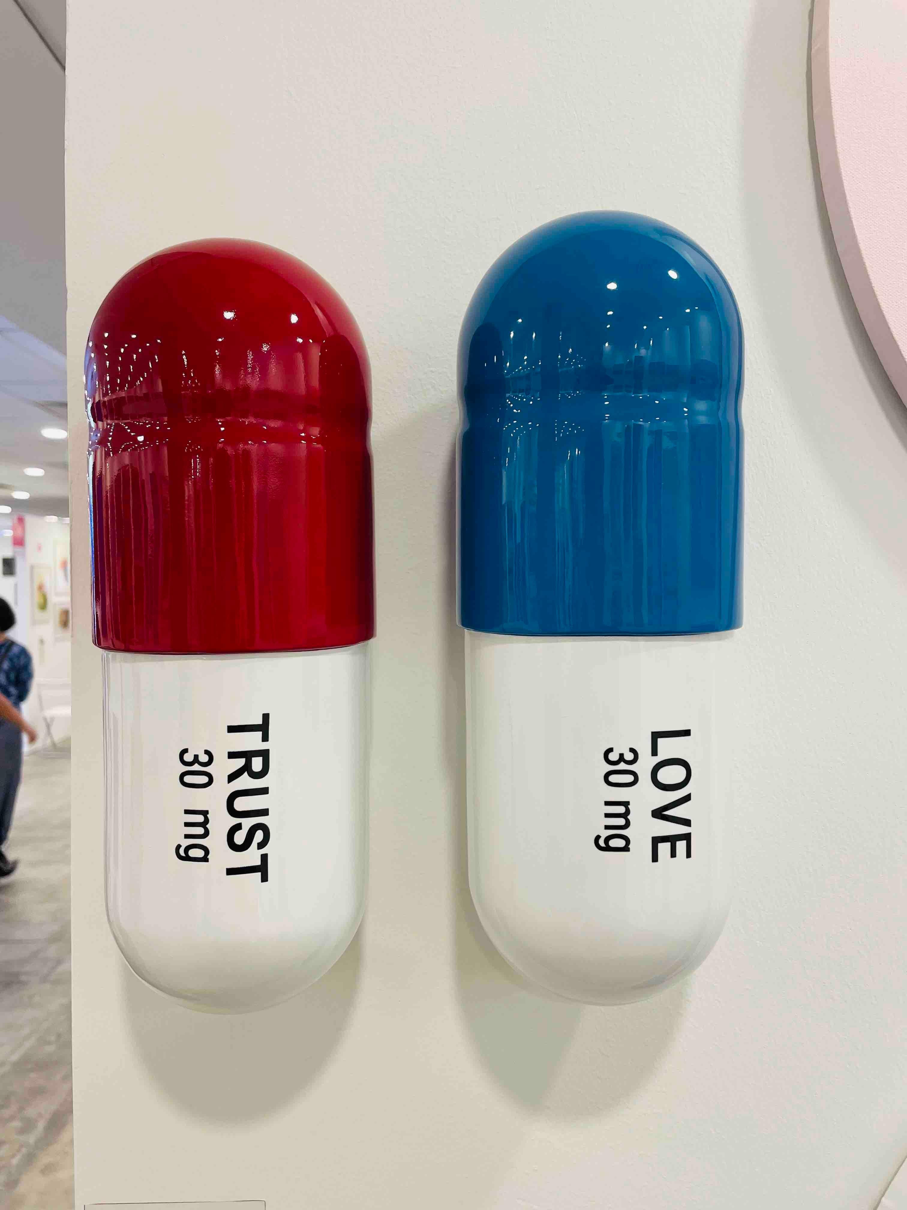 Tal Nehoray Still-Life Sculpture - 30 MG Love Trust pill Combo (blue, red, white) - figurative sculpture