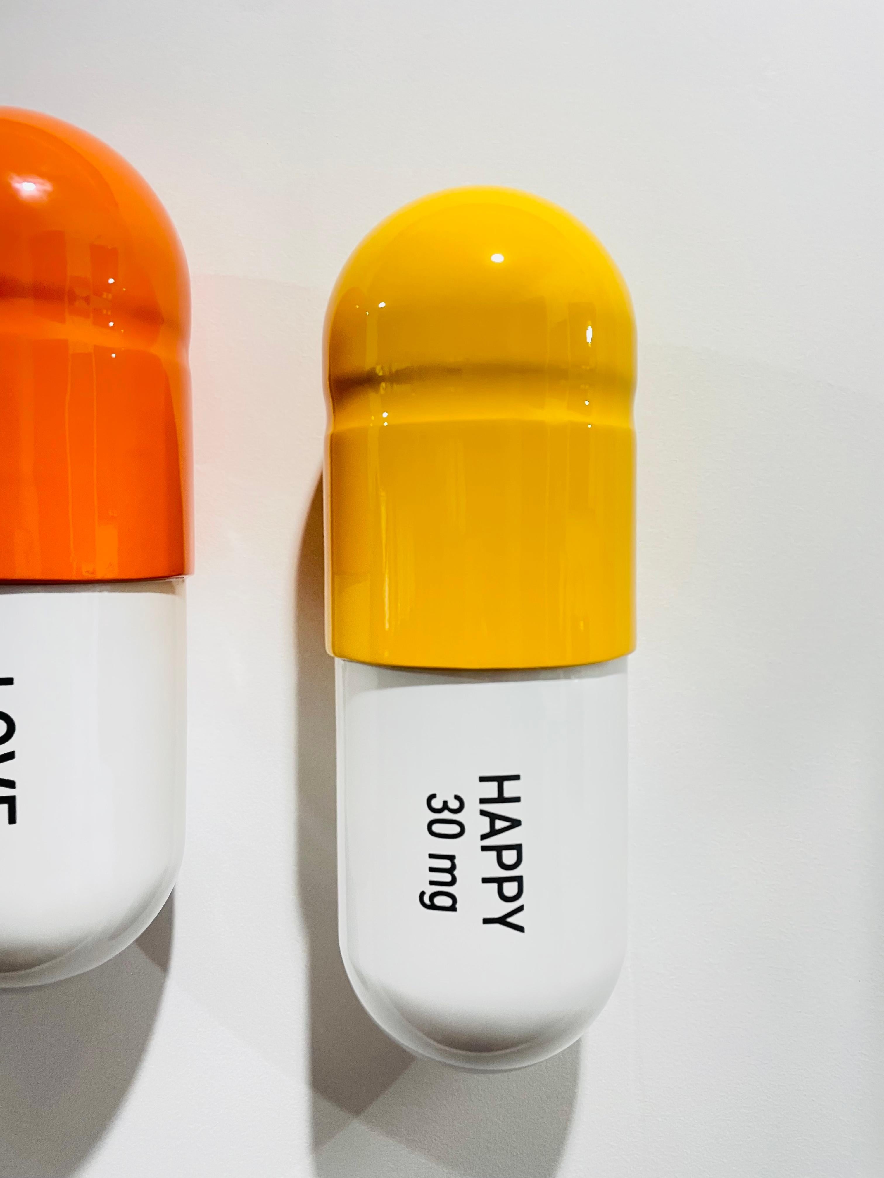 30 ML Love Happy pill Combo (gelb, orange, weiß) – figurative Skulptur im Angebot 1