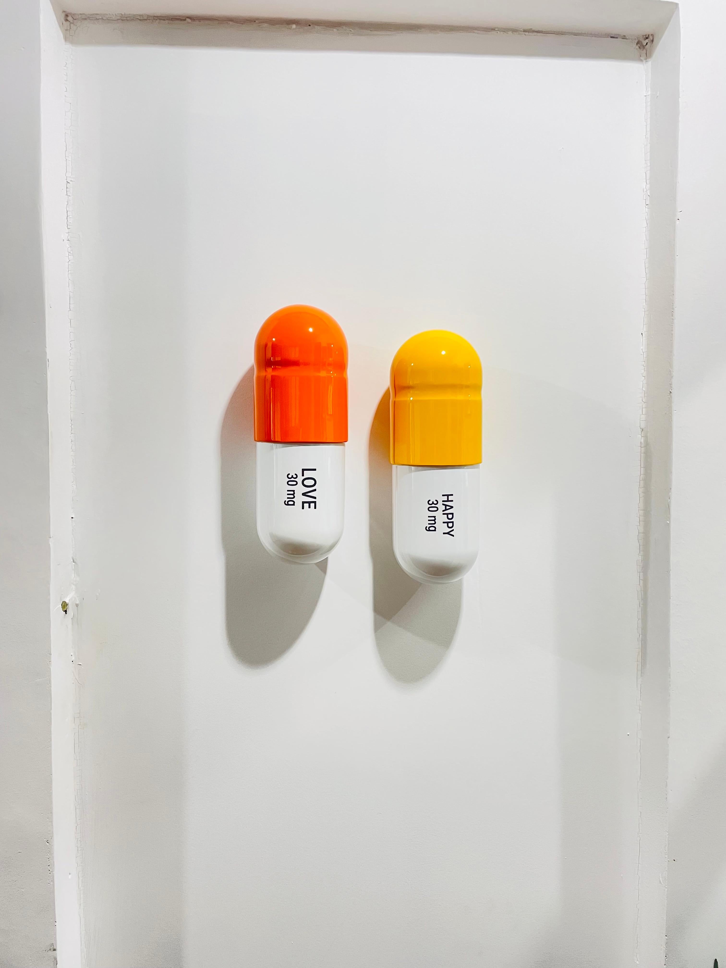 30 ML Love Happy pill Combo (gelb, orange, weiß) – figurative Skulptur im Angebot 3