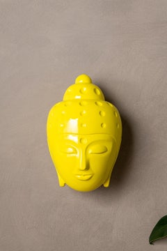 Sculpture contemporaine de tête de bouddha bouddhiste - peinte en peinture de voiture jaune