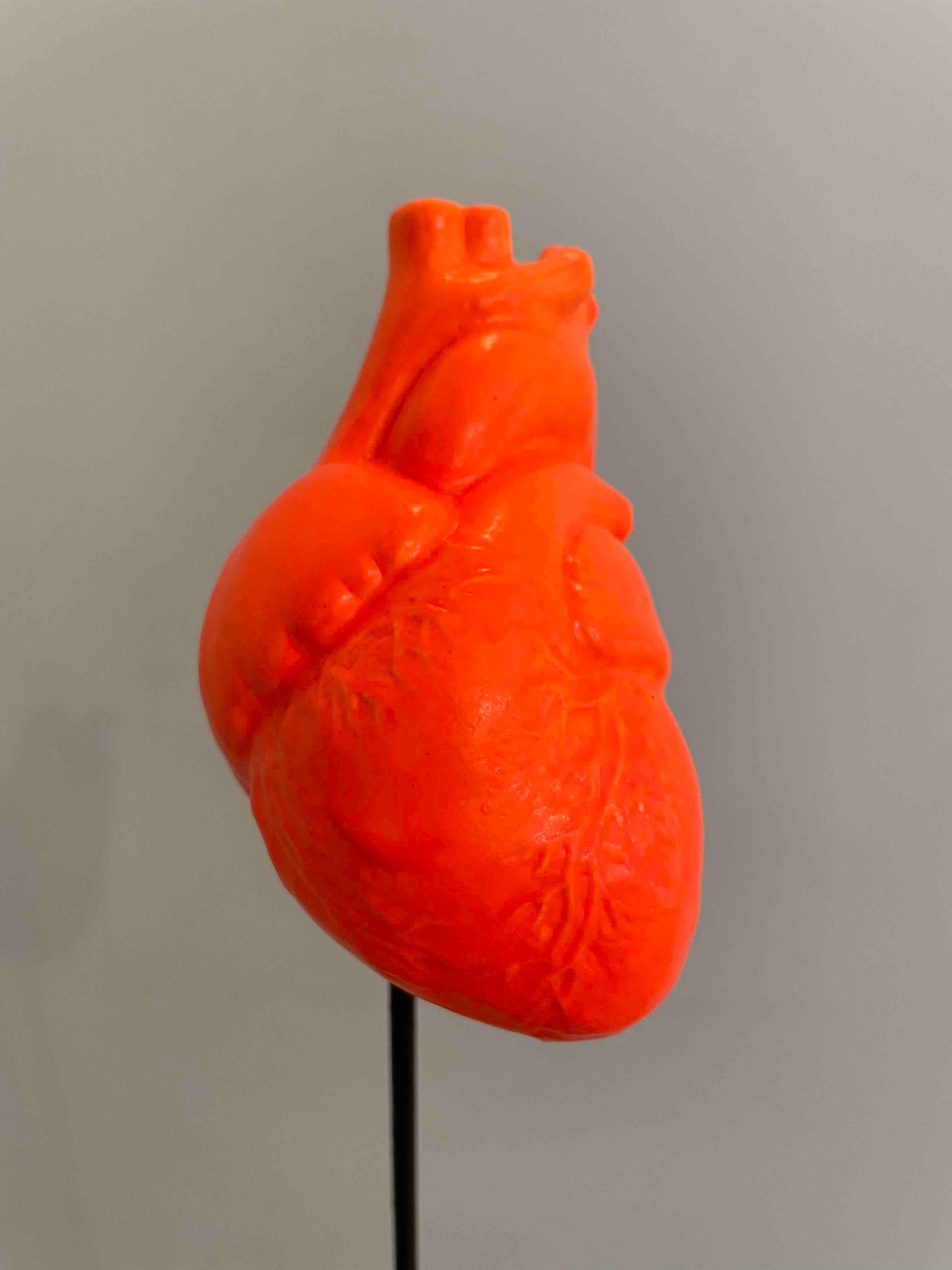 My trembling heart (orange) - figurative sculpture - Contemporary Sculpture by Tal Nehoray