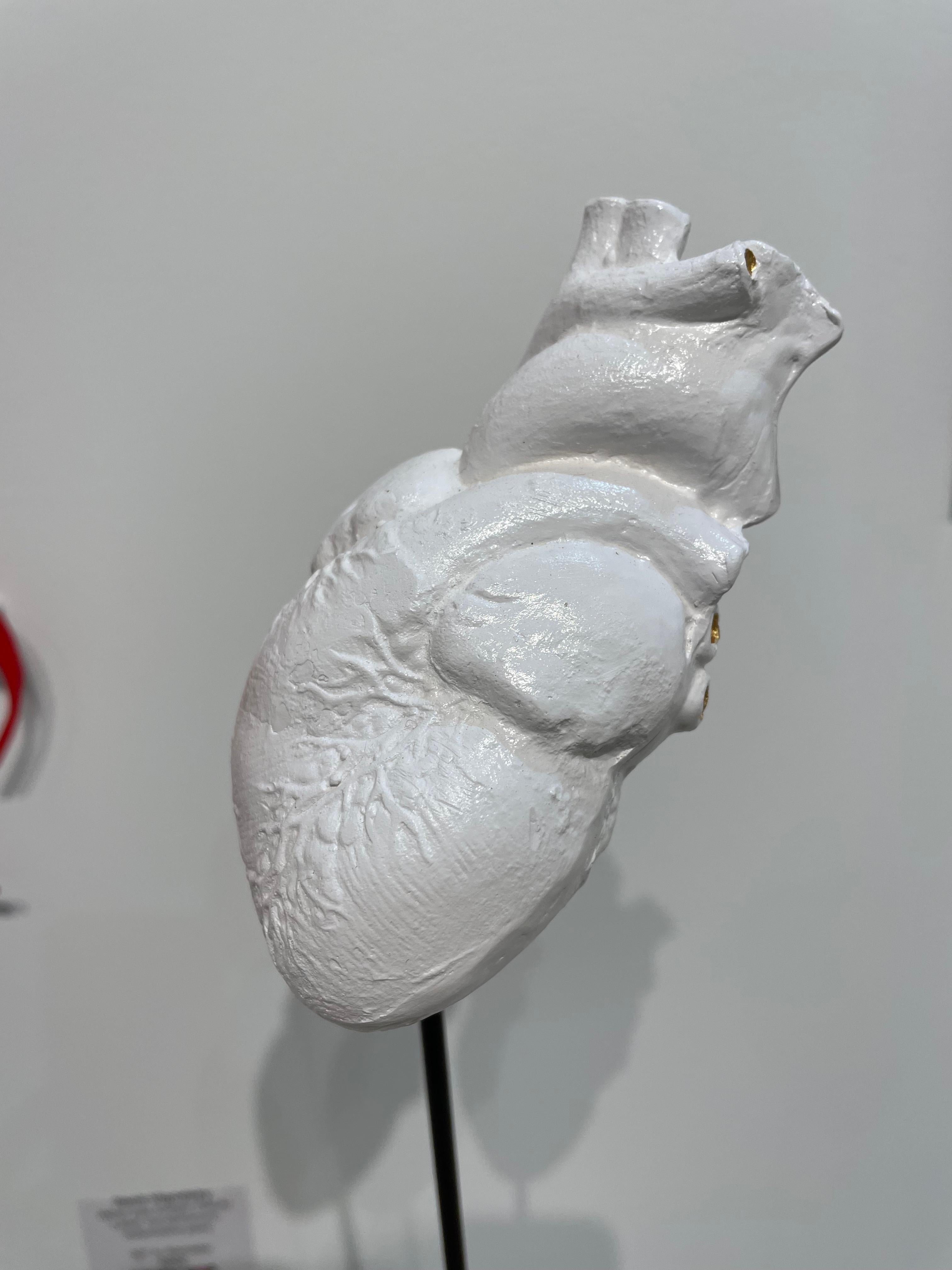 My trembling heart (white) - figurative sculpture - Contemporary Sculpture by Tal Nehoray