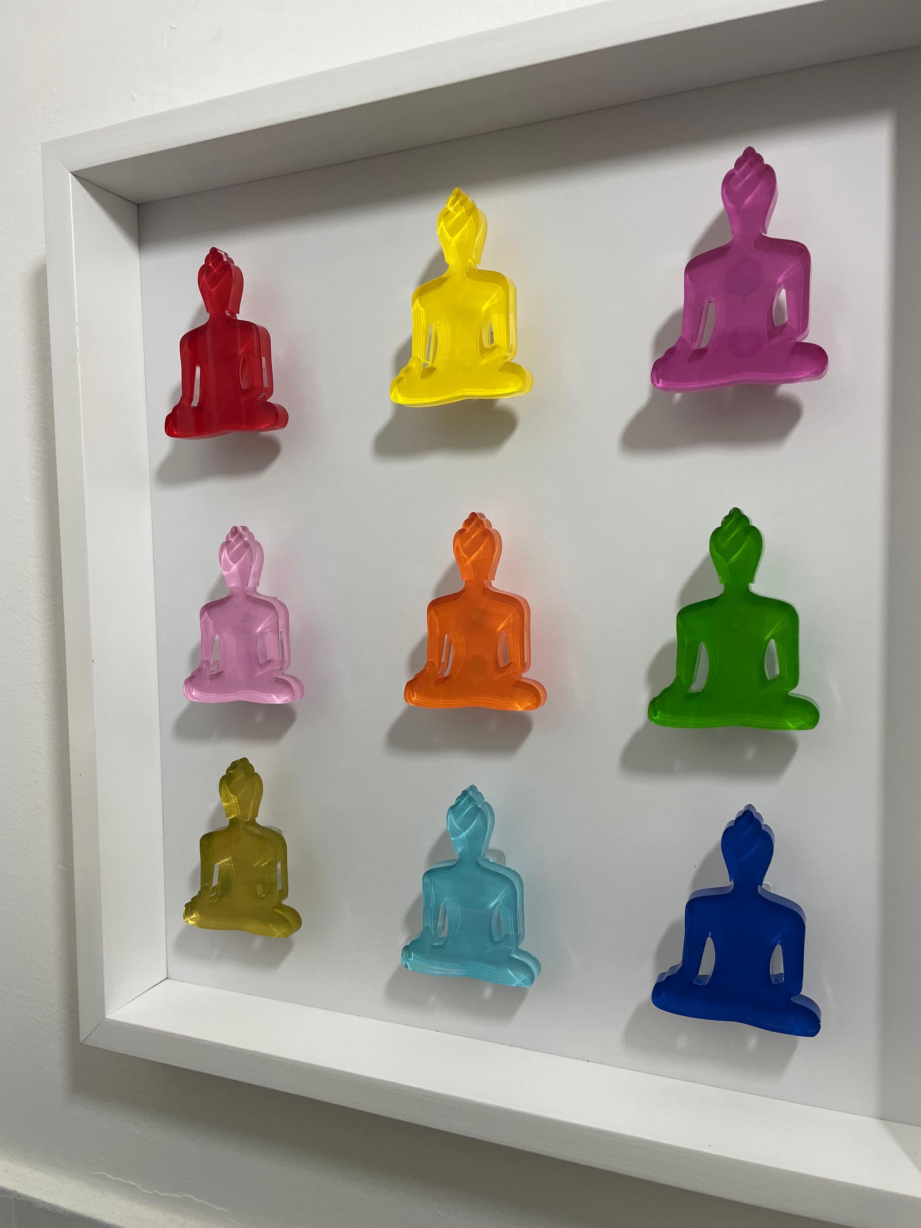 Esta obra de arte en 3D está hecha con 9 piezas de plexiglás cortadas a láser y pintadas a mano, montadas sobre un soporte de espuma de archivo y enmarcadas con un marco blanco de madera de 2