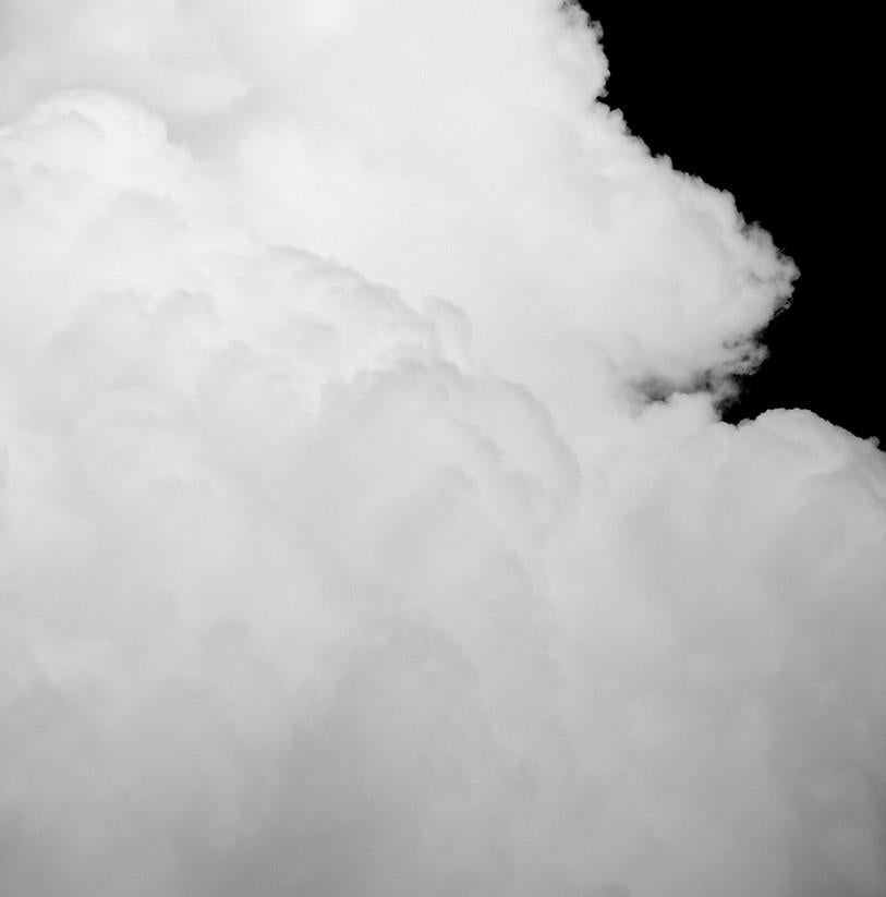 „Black Clouds II“ (2024) von Tal Paz-Fridman, limitierter Fotodruck, 36 x 24 Zoll im Angebot 3