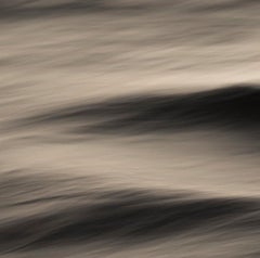 "La singularidad de las olas XII" (2024) Por Tal Paz-Fridman, Impresión fotográfica, 24 x 16 pulg.