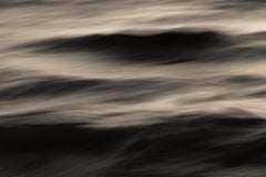 "La singularidad de las olas XII" (2024) Por Tal Paz-Fridman, Impresión fotográfica, 30 x 20 pulg.