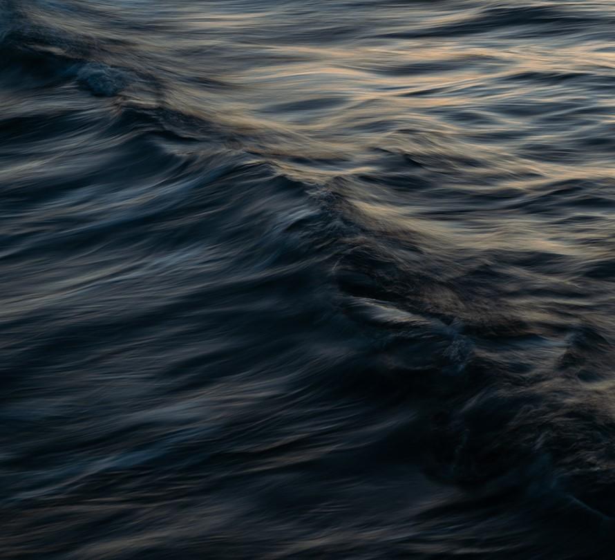 „The Uniqueness of Waves XL“ (2024) von Tal Paz-Fridman, Fotodruck, 18 x 12 in im Angebot 1