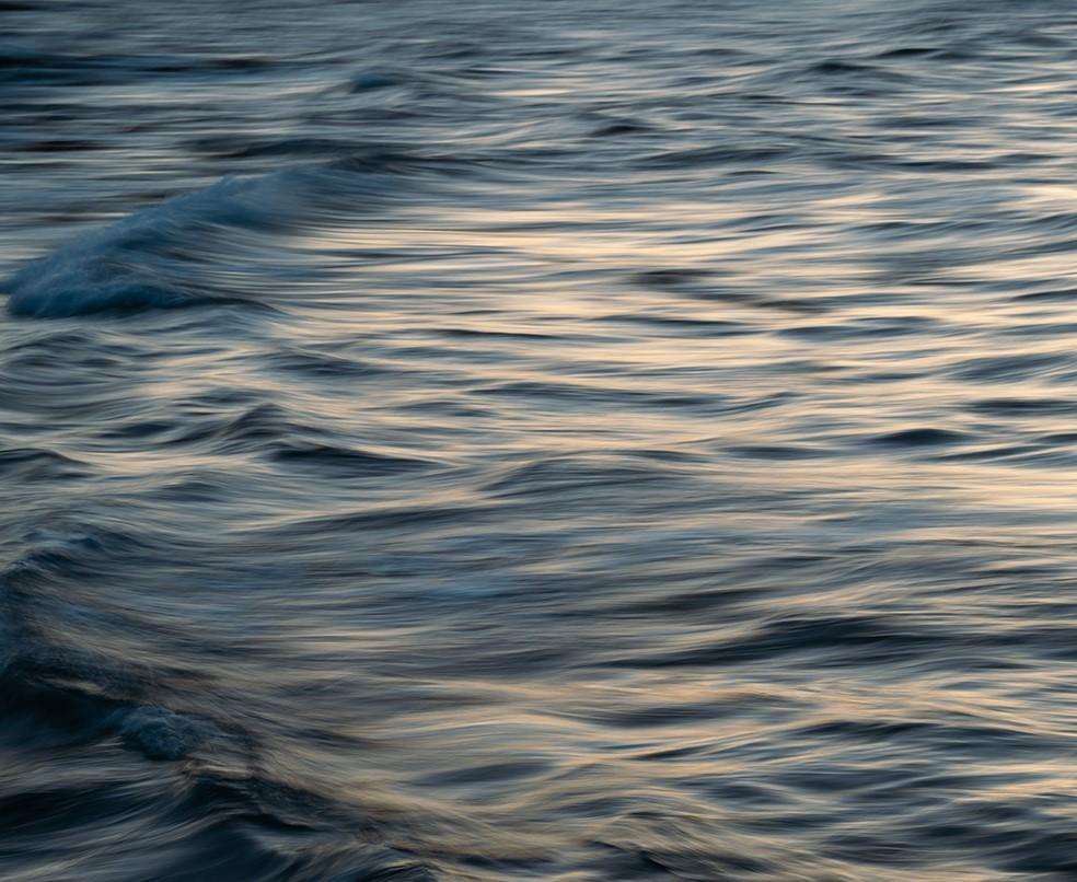 „The Uniqueness of Waves XL“ (2024) von Tal Paz-Fridman, Fotodruck, 30 x 20 in im Angebot 3