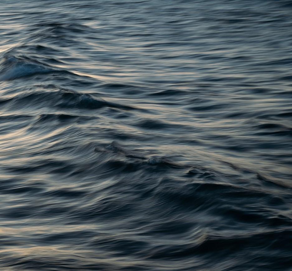 „The Uniqueness of Waves XL“ (2024) von Tal Paz-Fridman, Fotodruck, 36 x 24 Zoll im Angebot 2