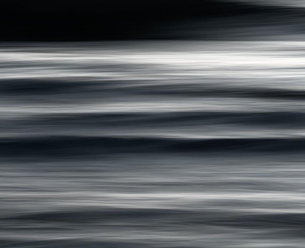 „The Uniqueness of Waves XLI“ (2024) von Tal Paz-Fridman, Fotodruck, 24 x 16 in im Angebot 3