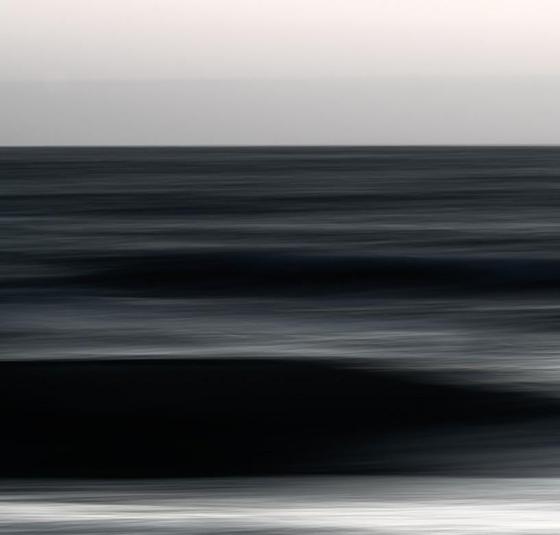 „The Uniqueness of Waves XLI“ (2024) von Tal Paz-Fridman, Fotodruck, 30 x 20 in im Angebot 1