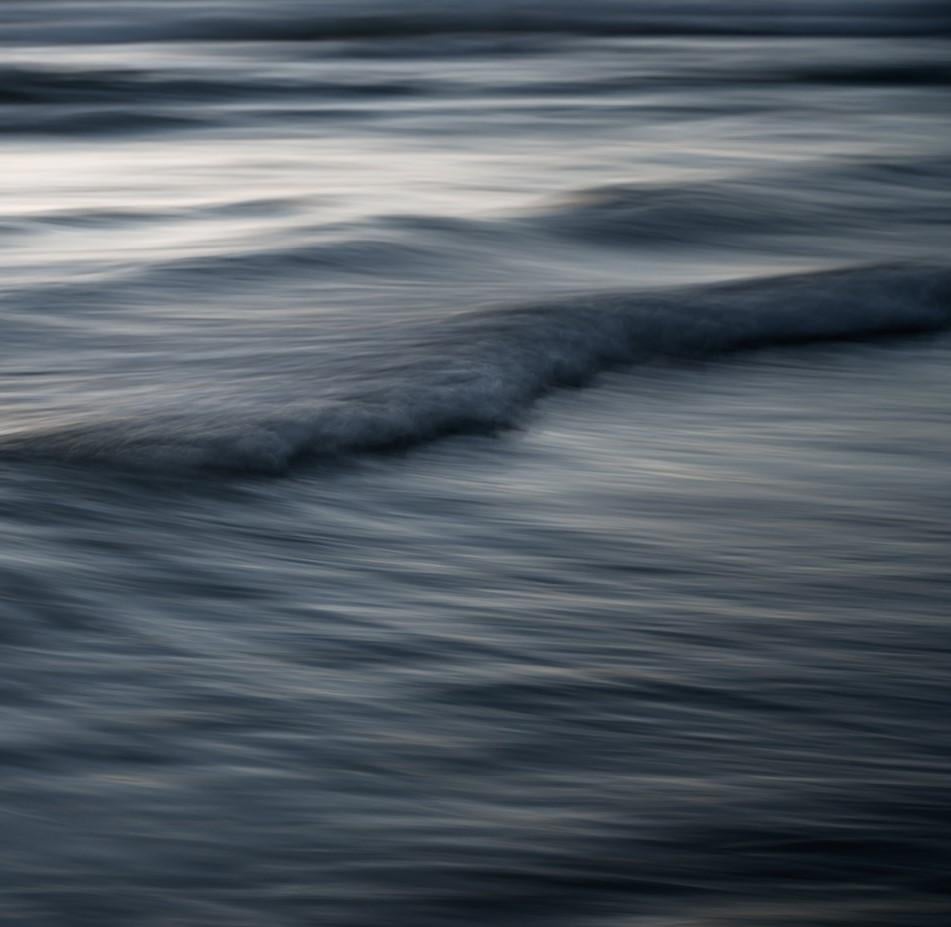 „The Uniqueness of Waves XXXIII“ (2024) von Tal Paz-Fridman, Druck, 30 x 20 in im Angebot 2