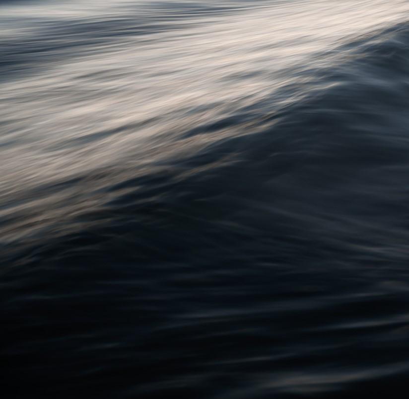 „The Uniqueness of Waves XXXIII“ (2024) von Tal Paz-Fridman, Druck, 30 x 20 in im Angebot 3
