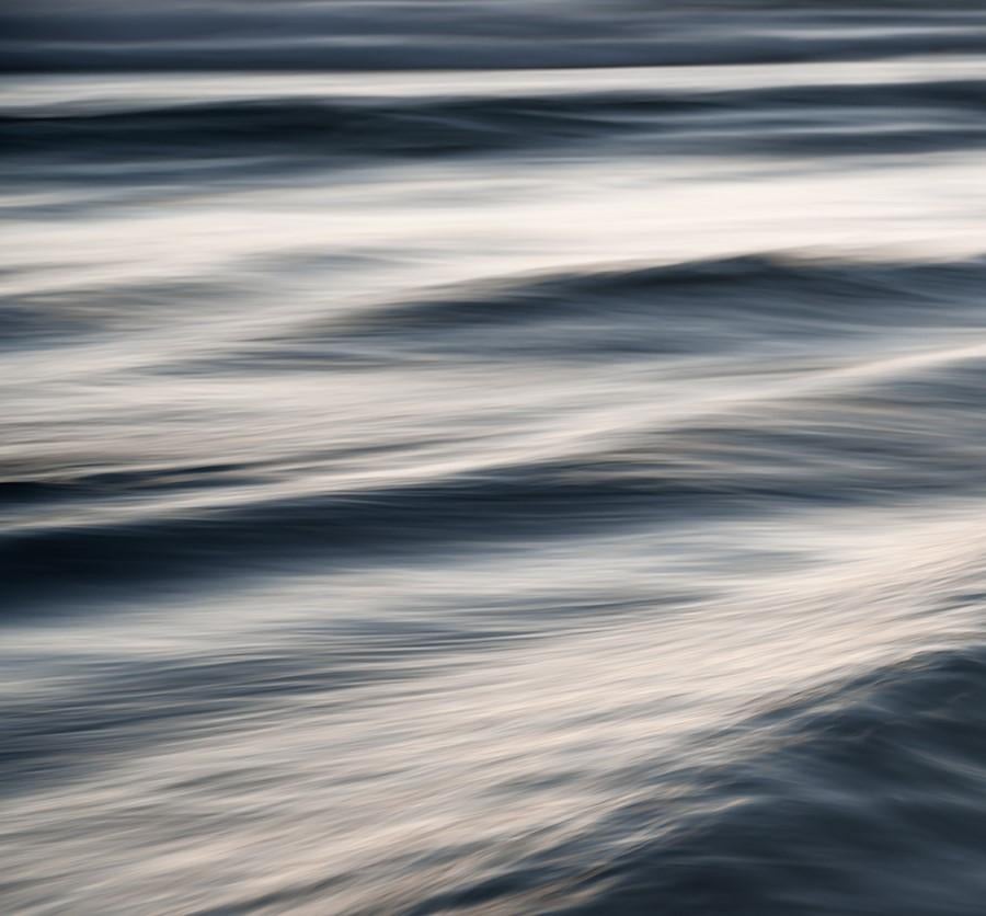 „The Uniqueness of Waves XXXIII“ (2024) von Tal Paz-Fridman, Druck, 36 x 24 Zoll im Angebot 1