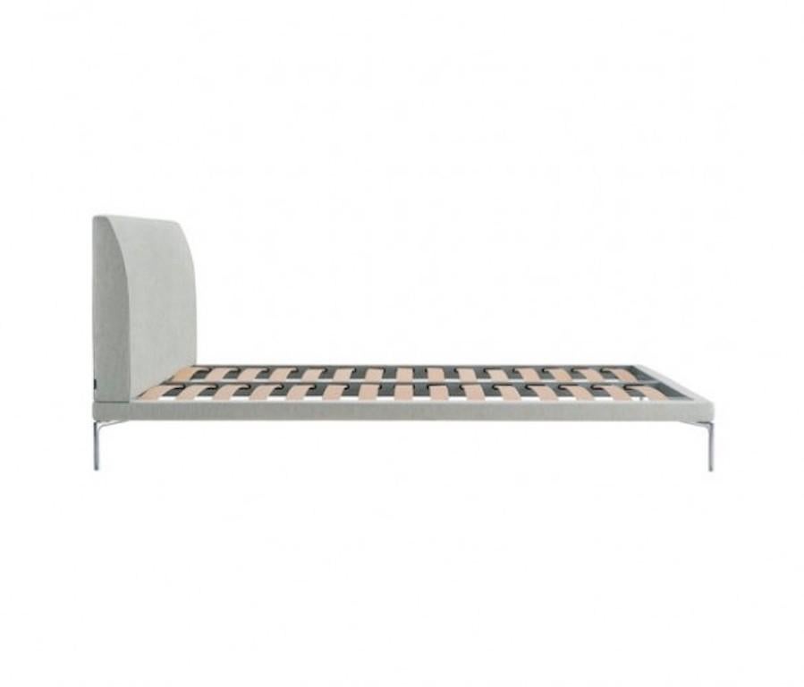 Polished aluminium alloy feet, steel frame with suspension in bent beech strips. Headboard upholstered in polyurethane/heat-bound polyester fiber. Removable fabric cover, available in three colors.
   