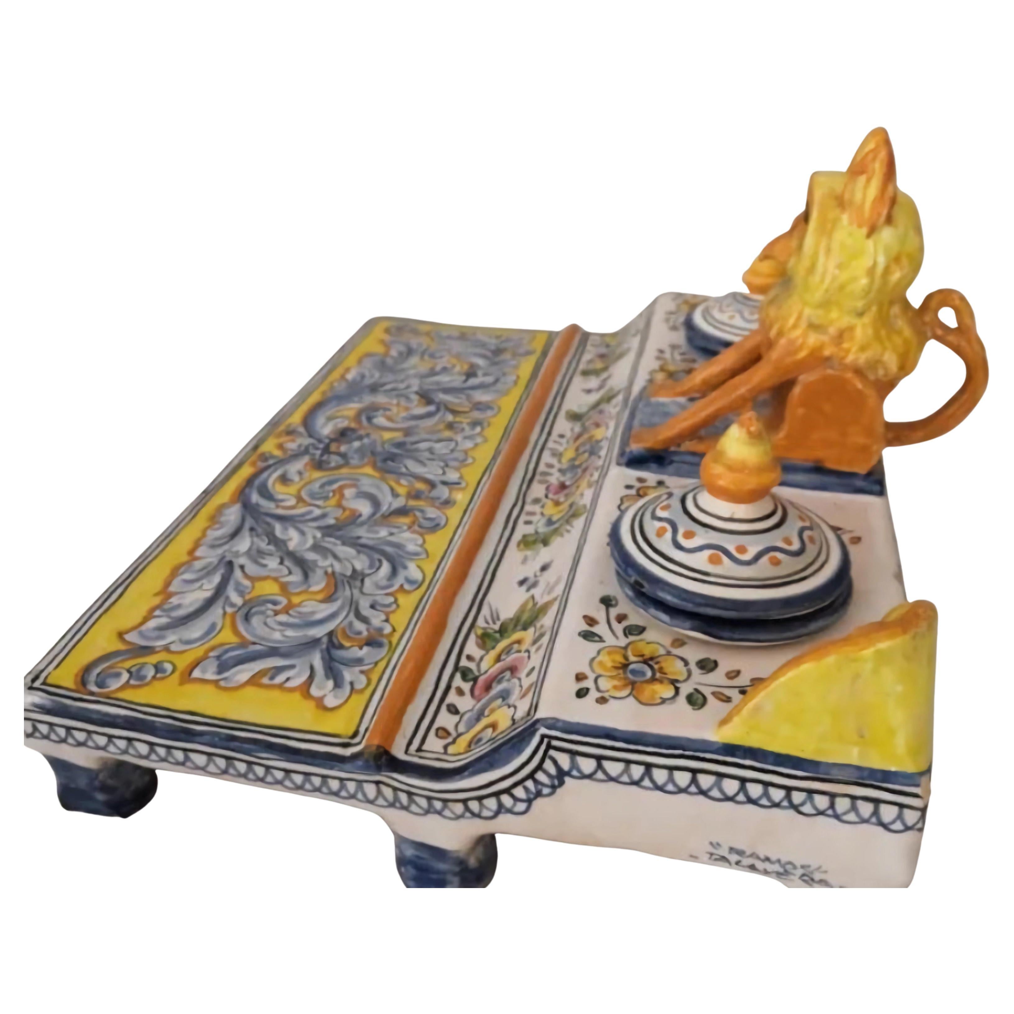 Talavera Desk Set with Zoomorphic Figure, Spain c. 1950 (Handgefertigt) im Angebot