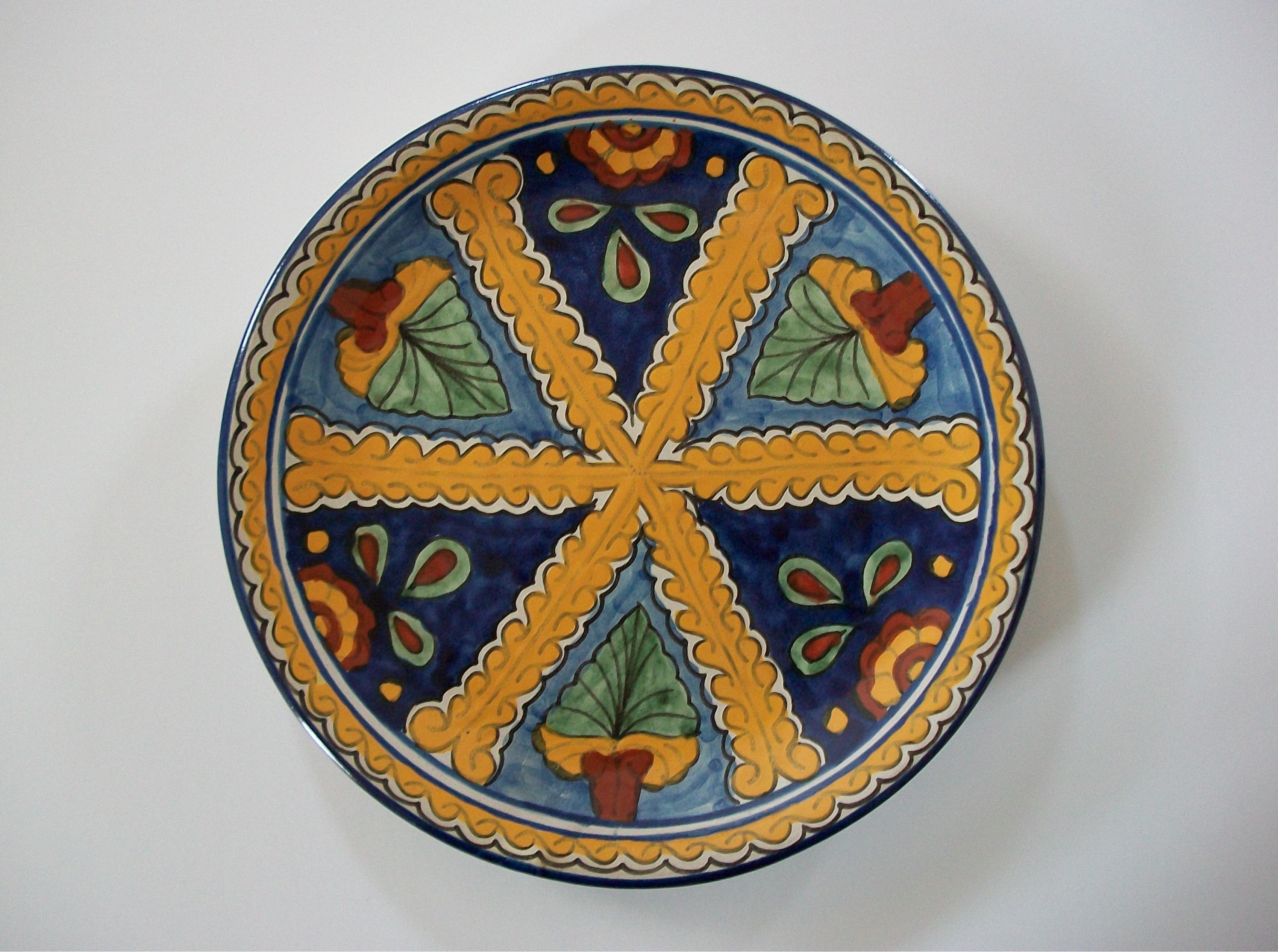 Artisanat Chargeur en poterie d'art populaire Talavera - peint à la main - Mexique - Circa 1980's en vente