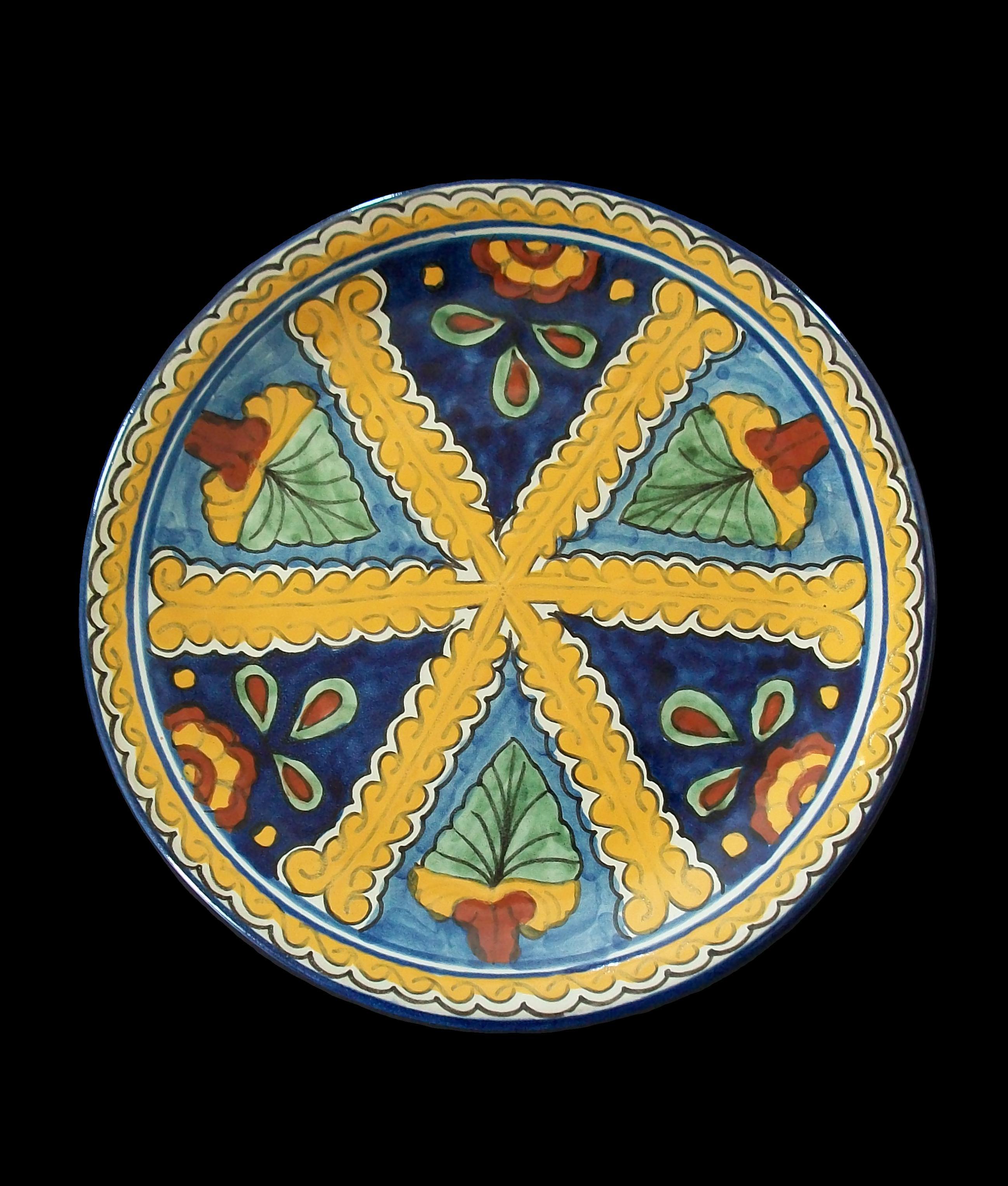 20ième siècle Chargeur en poterie d'art populaire Talavera - peint à la main - Mexique - Circa 1980's en vente