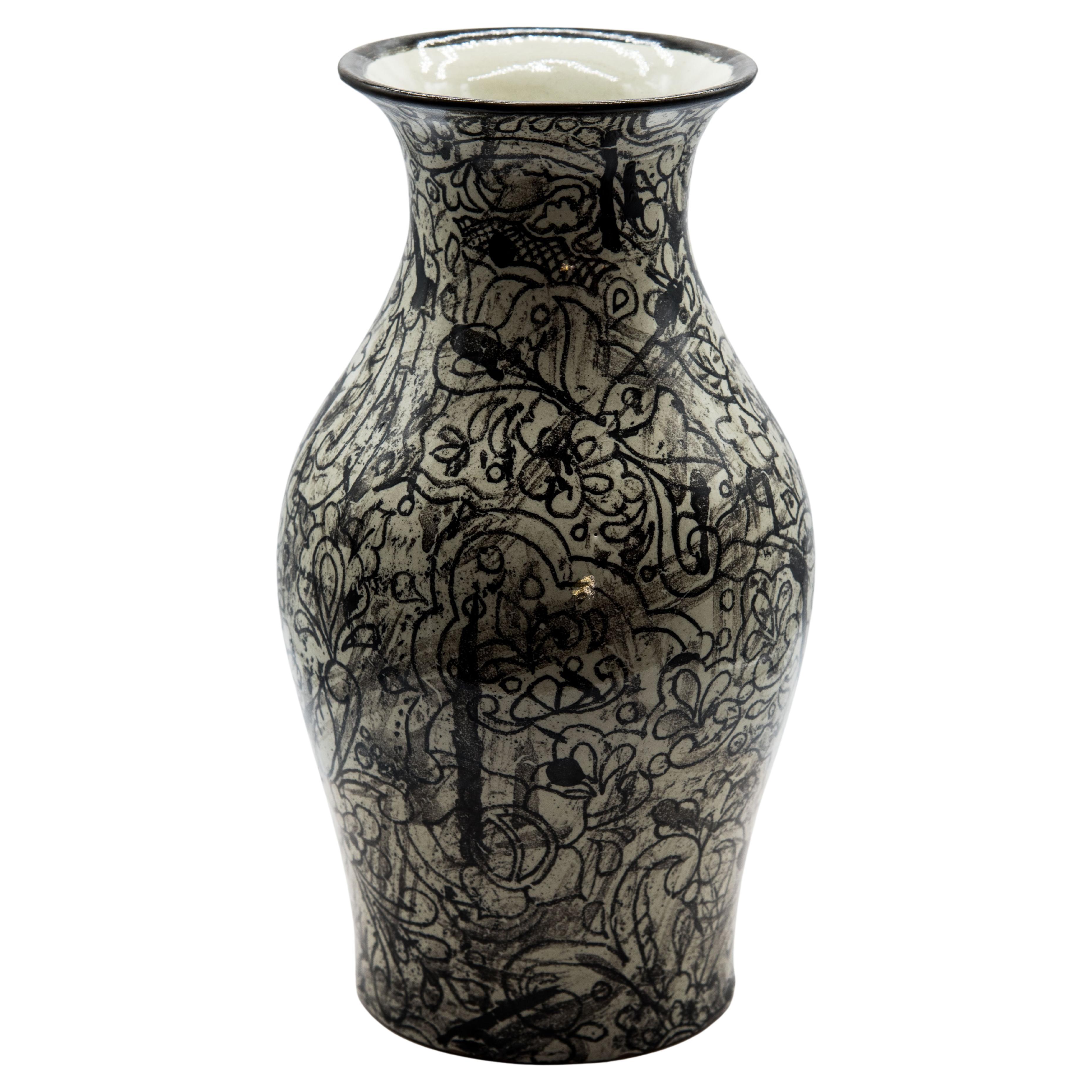 Elegantes schwarz-weißes Gefäß, hergestellt in der authentischen Talavera-Technik. Der Meisterhandwerker Cesar Torres porträtiert die koloniale Kunst Mexikos und entwirft gleichzeitig ein zeitgenössisches abstraktes Design für das Gefäß. 

Die