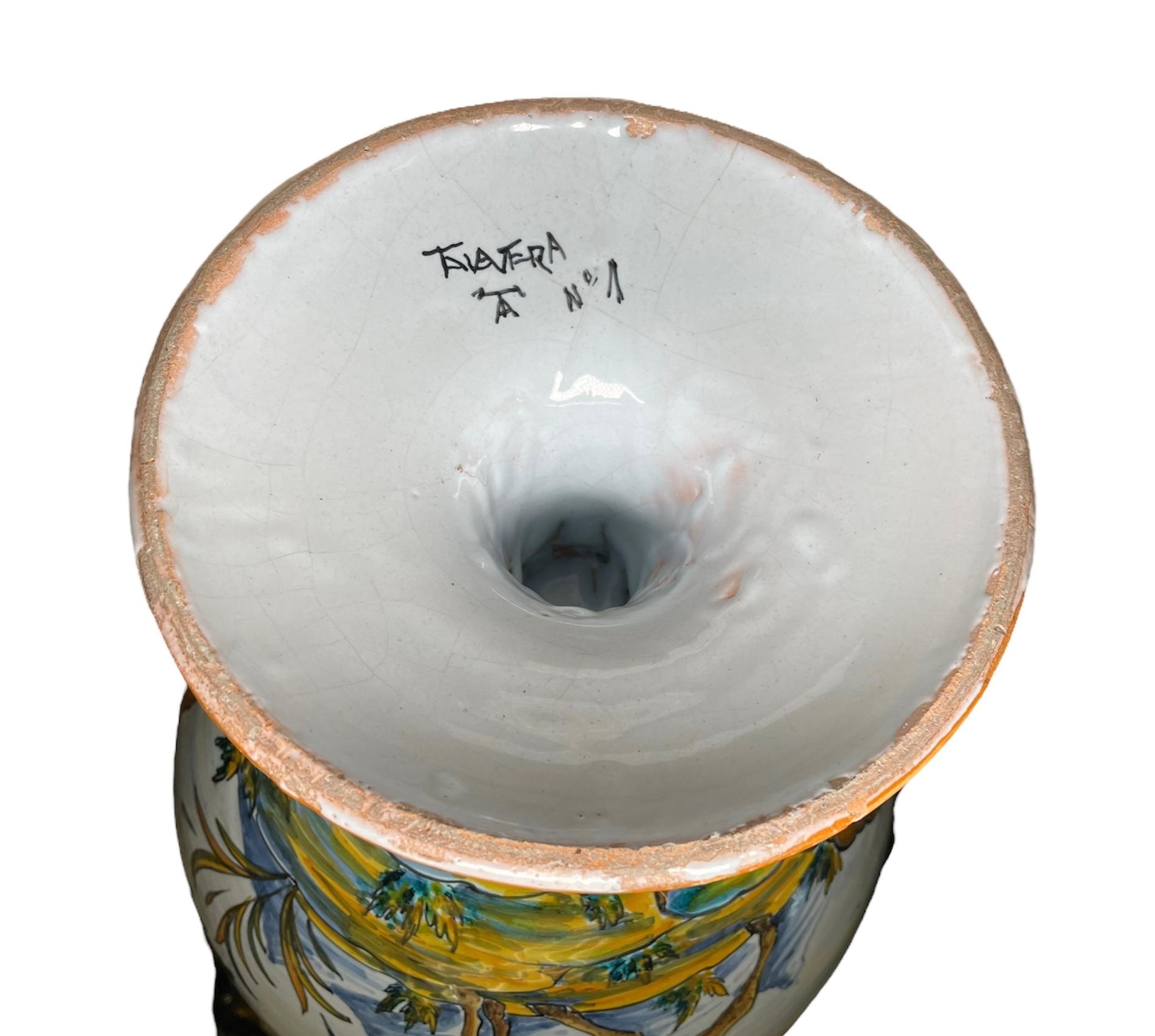 Dipinto a mano Vaso ad anfora/innesto in maiolica di Talavera dipinto a mano in vendita