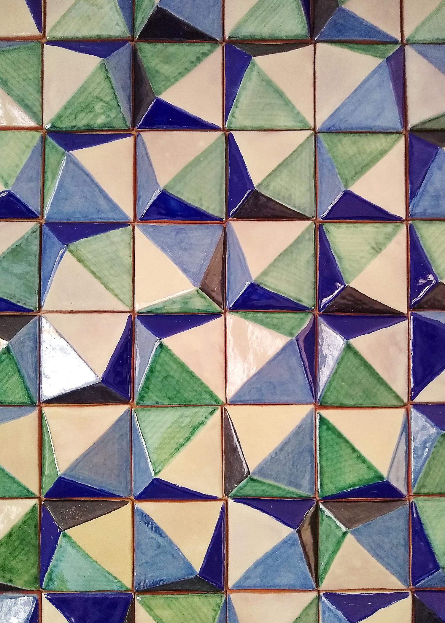 Ce carreau azulejo contemporain forme une mosaïque parfaite pour la décoration d'une cuisine ou de tout espace extérieur. Fabriqué selon la technique Talavera. L'artiste Cesar Torres dresse le portrait de l'art colonial du Mexique, mais cette fois