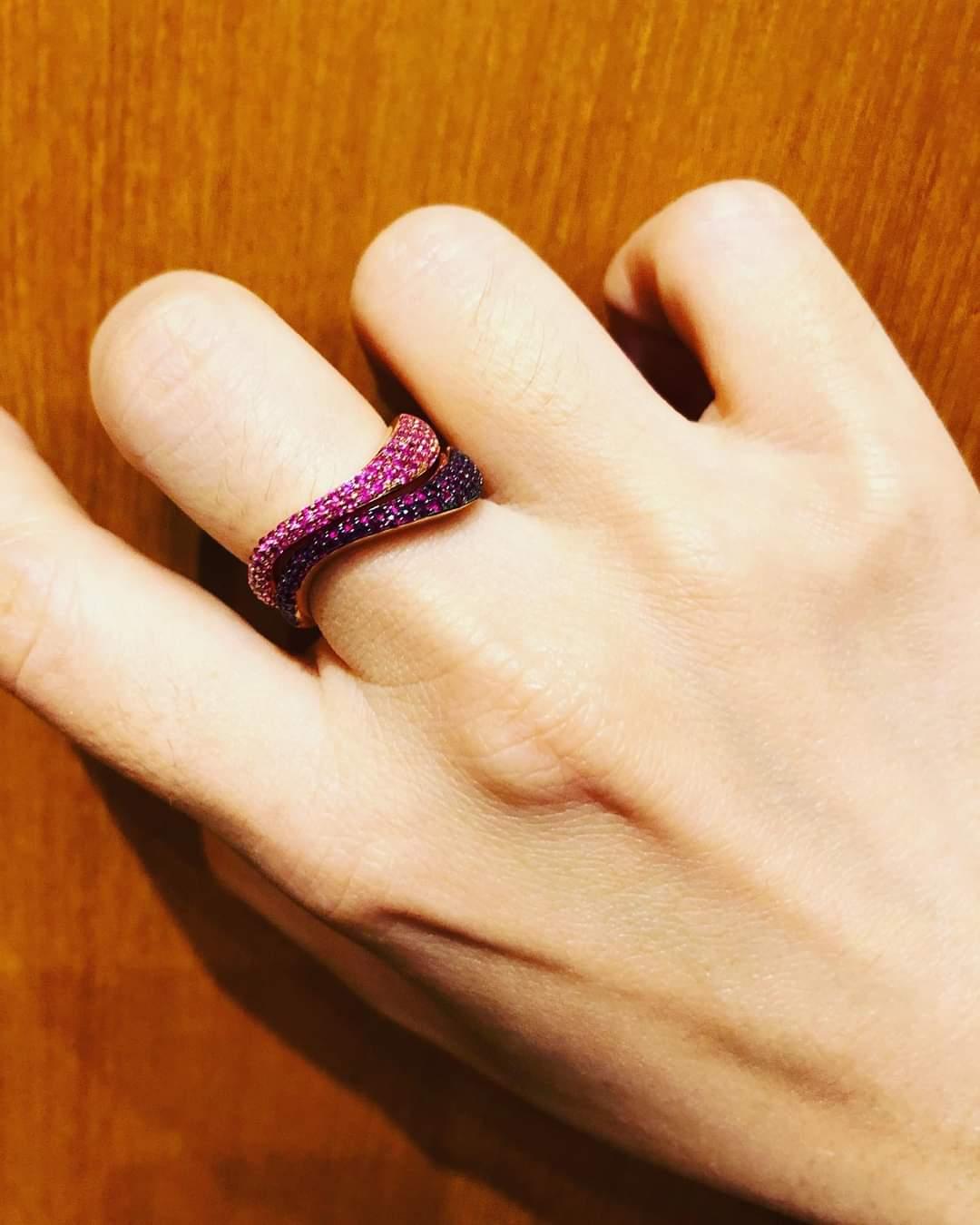 Taglio brillante Anello Talay Flow Wave con pavé di rubini in oro rosa 18 carati di Kavant Sharart in vendita