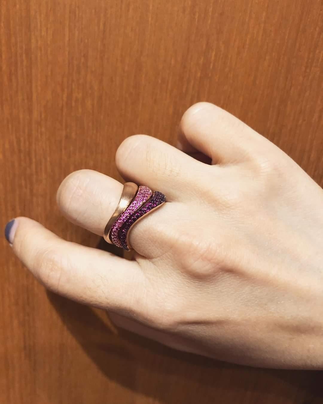 Anello Talay Flow Wave con pavé di rubini in oro rosa 18 carati di Kavant Sharart In condizioni Nuovo in vendita a Bangkok, 10