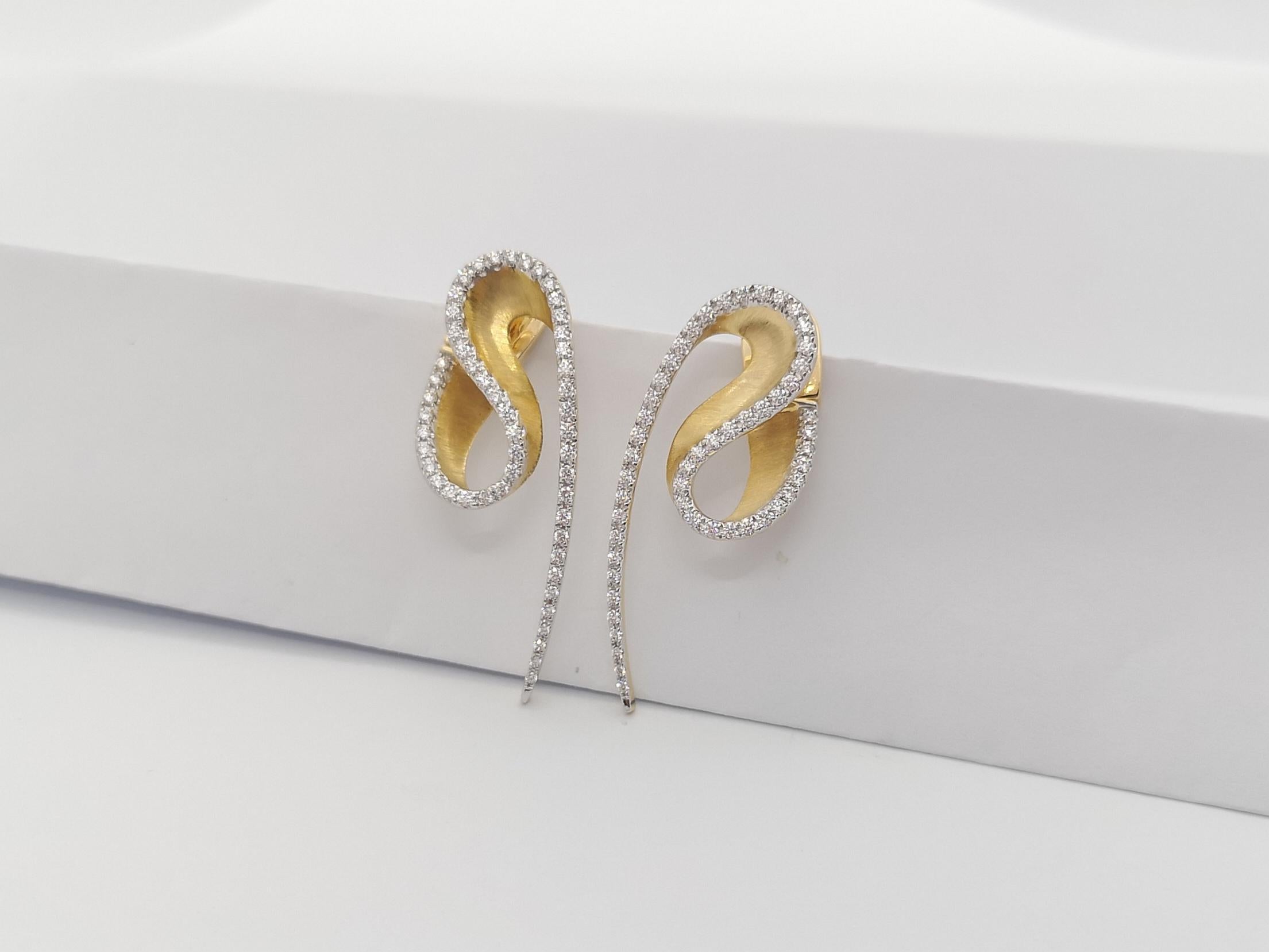 Taille brillant Boucles d'oreilles en or brossé Talay Wave avec diamants en or 18K en vente