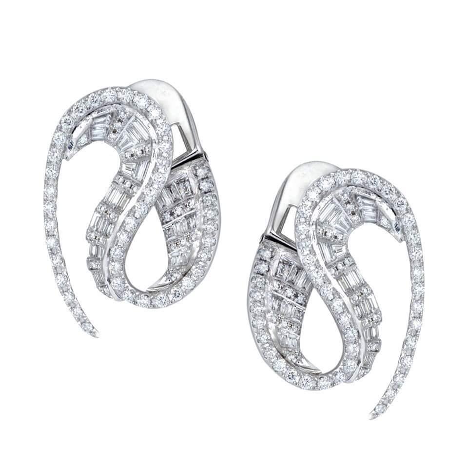 Taille brillant Talay Boucles d'oreilles en forme de vague serties de diamants en or blanc 18 carats en vente