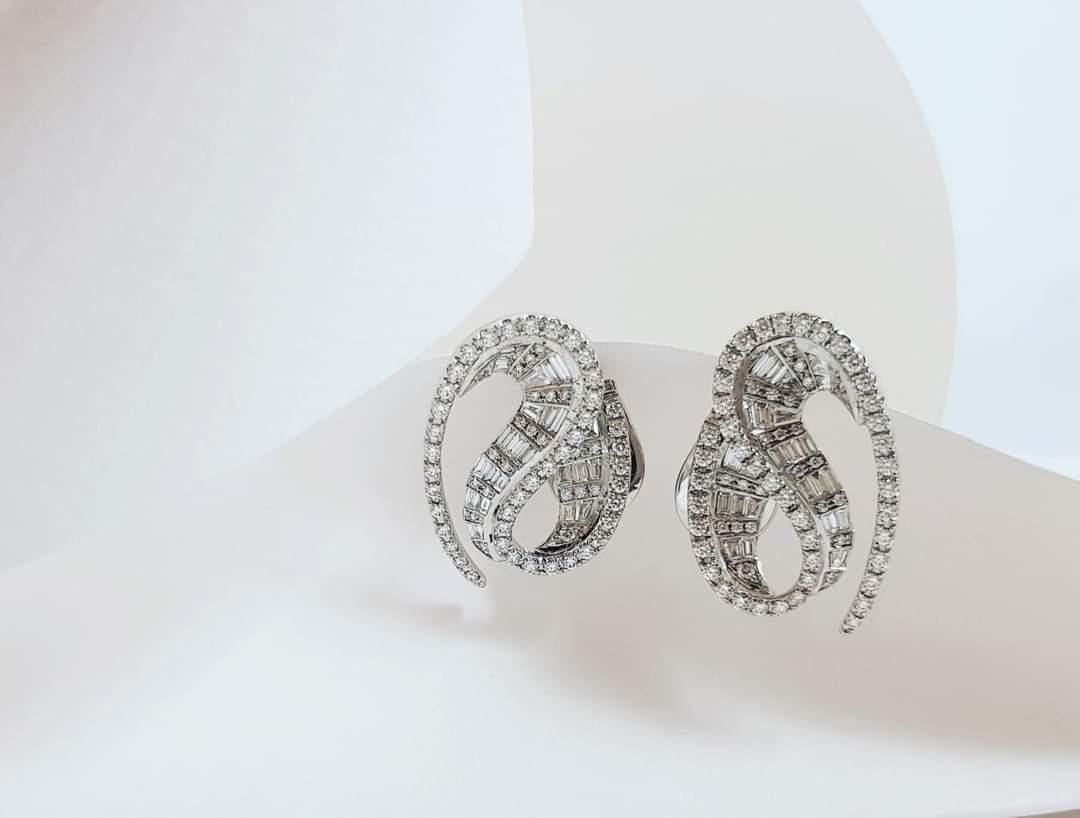 Talay Wave Diamond Earrings set in 18K White Gold Settings In New Condition For Sale In Bangkok, 10