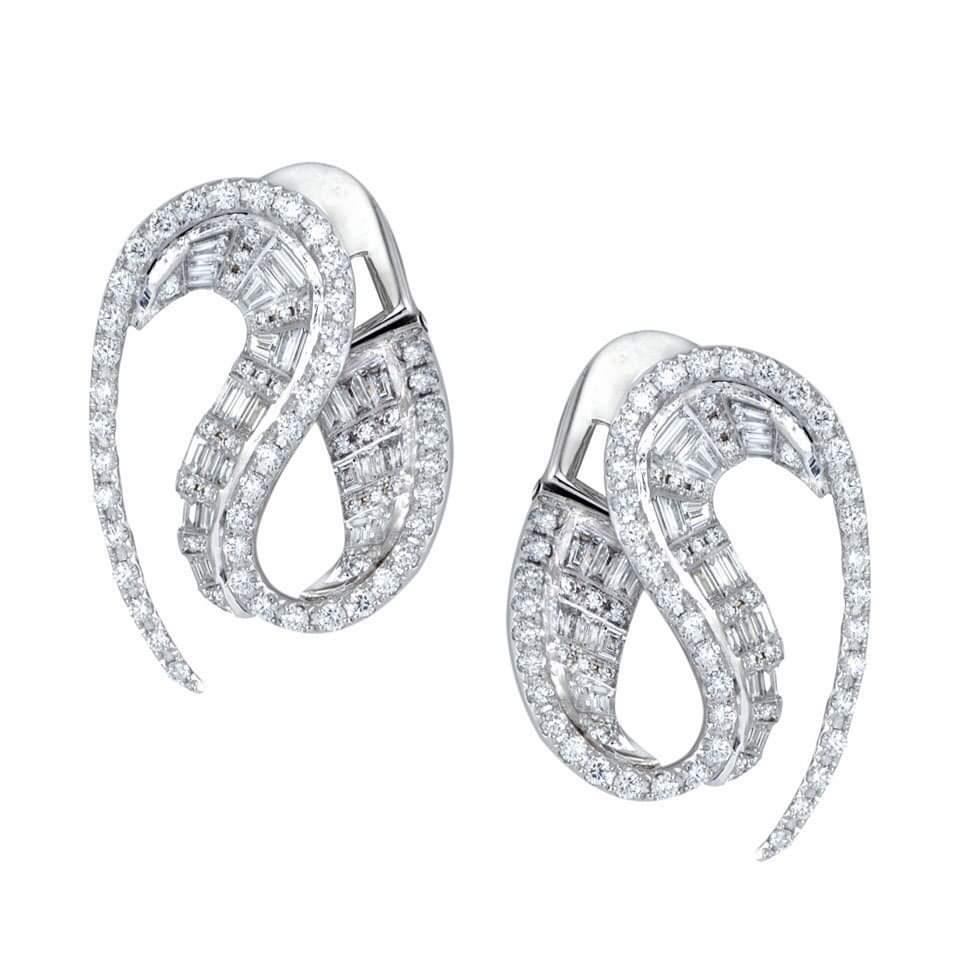 Talay Boucles d'oreilles en forme de vague serties de diamants en or blanc 18 carats Unisexe en vente