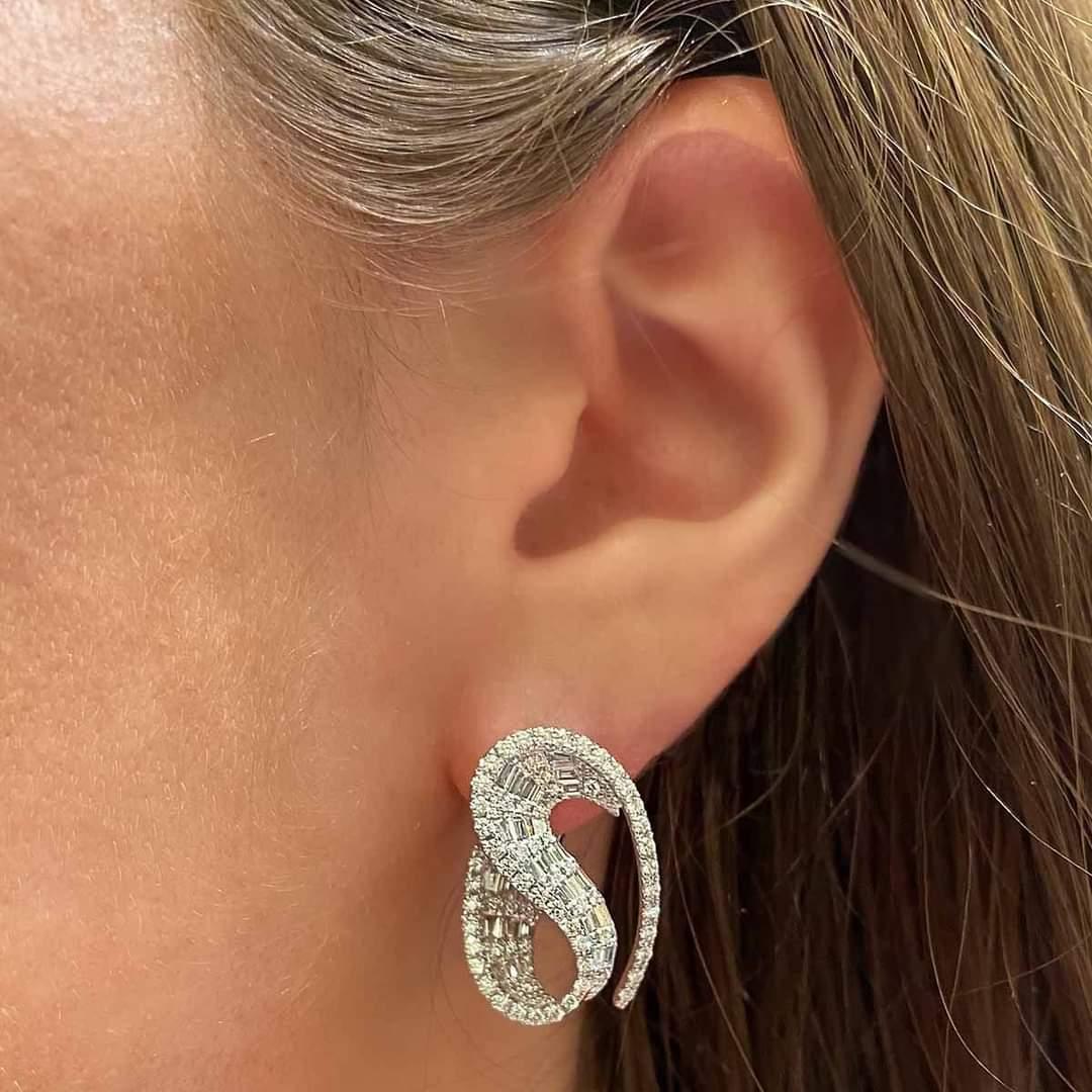 Talay Boucles d'oreilles en forme de vague serties de diamants en or blanc 18 carats en vente 1