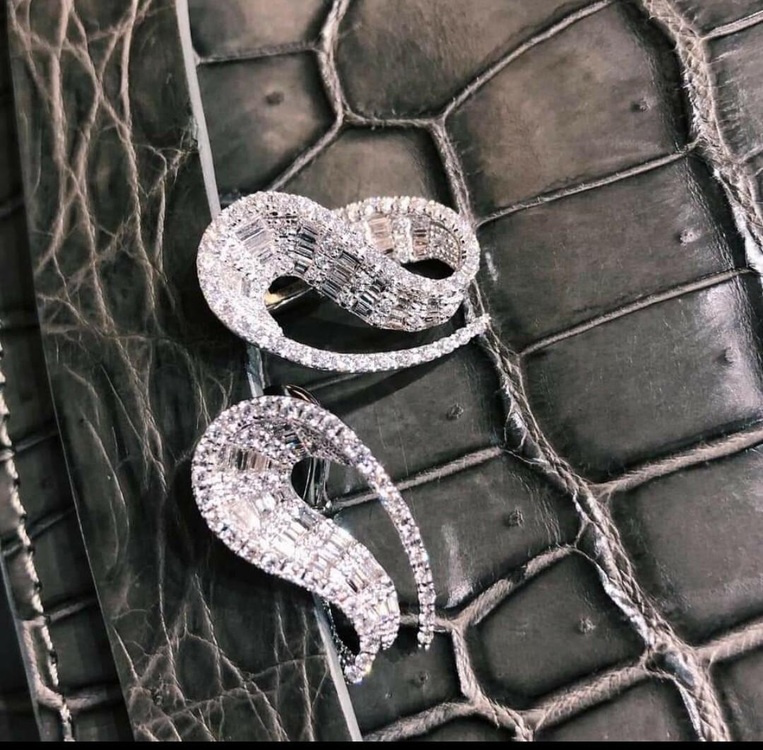 Talay Boucles d'oreilles en forme de vague serties de diamants en or blanc 18 carats en vente 2