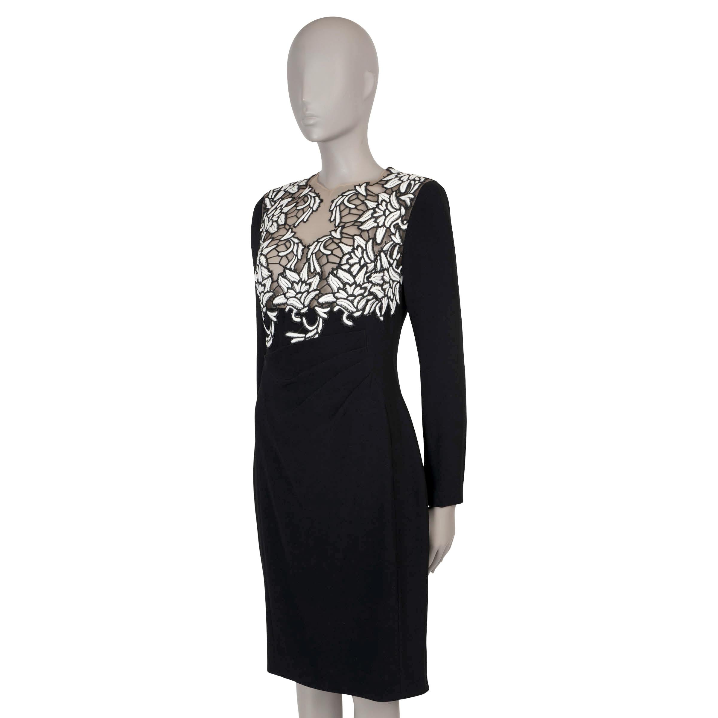 Questo abito da cocktail 100% autentico di Talbot Runhof in triacetato nero (71%) e poliestere (29%) unisce l'eleganza al fascino moderno. Presenta una silhouette rilassata con maniche lunghe e collo rotondo, accentuata da un pannello in rete bianca